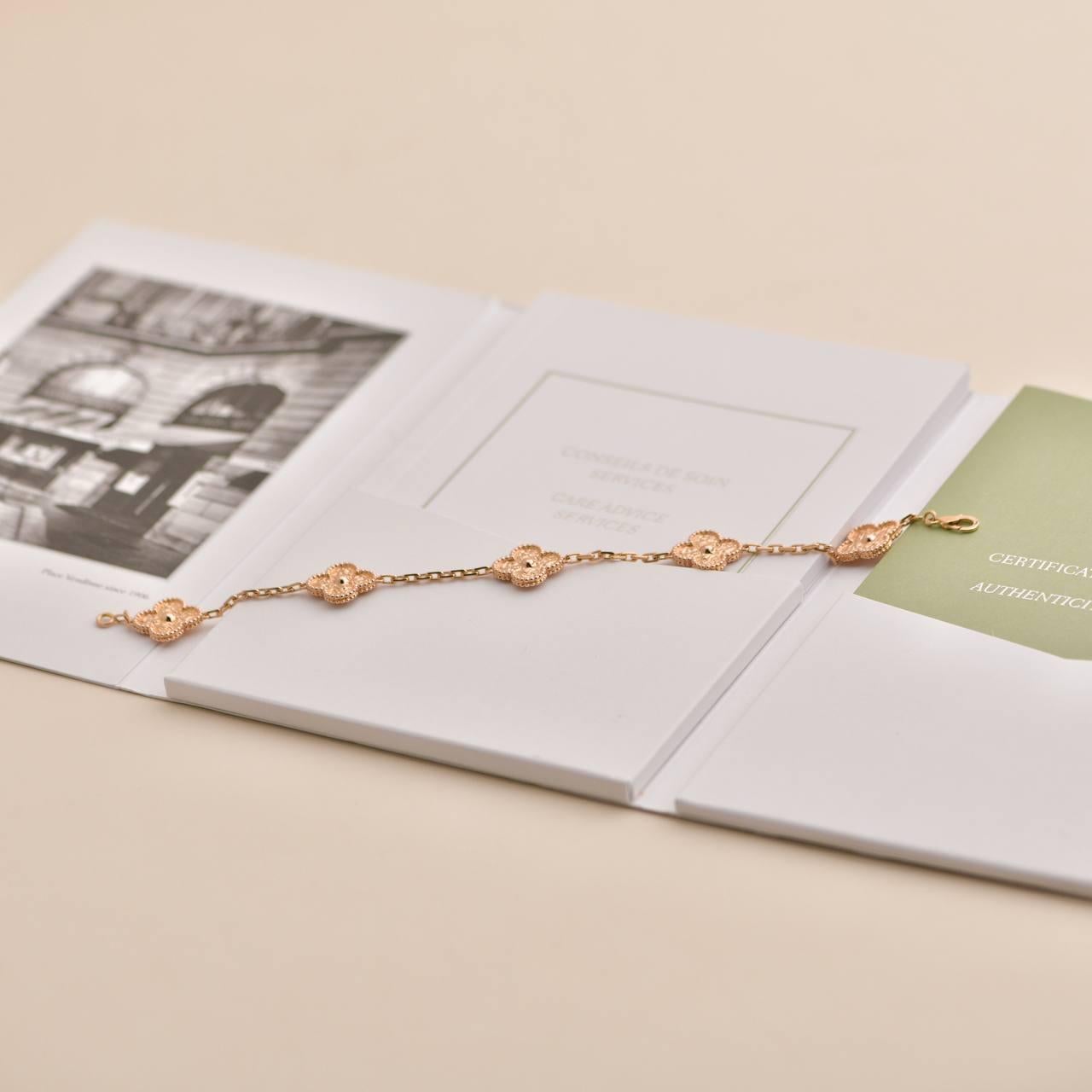 Van Cleef & Arpels Vintage Alhambra Armband aus Roségold mit 5 Motiven im Zustand „Hervorragend“ in Banbury, GB