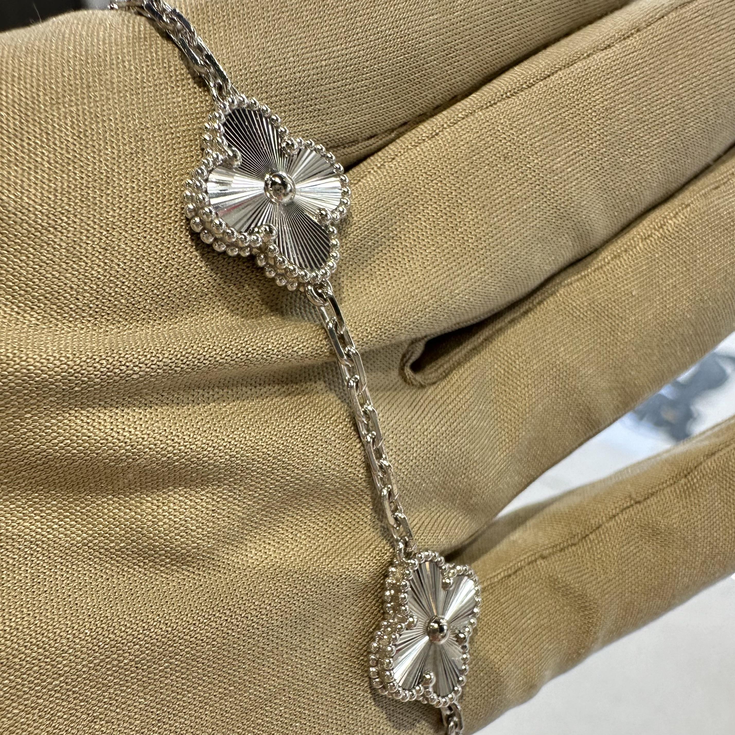 Marke: Van Cleef & Arpels
Modellname: Vintage Alhambra
MATERIAL: Weißgold
Metallreinheit: 18k
Stil: Guilloche
Jahr: 2023
Enthält: VCA-Service-Papiere und VCA-Box
Zustand: 2 - Ausgezeichnet