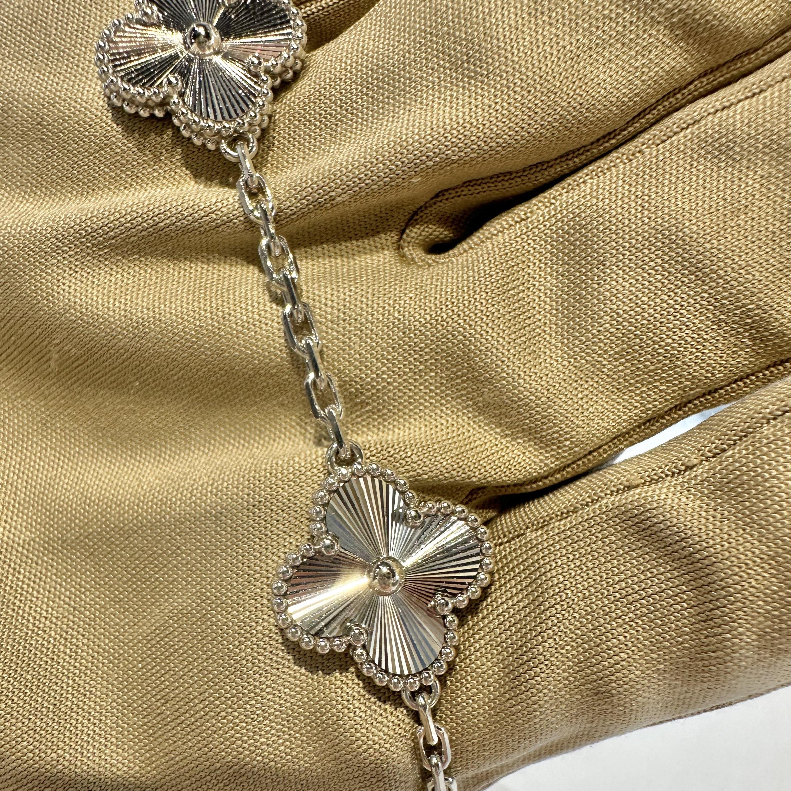 Van Cleef & Arpels Vintage Alhambra Guilloche-Armband aus Weißgold mit 5 Motiven im Zustand „Hervorragend“ in Miami, FL
