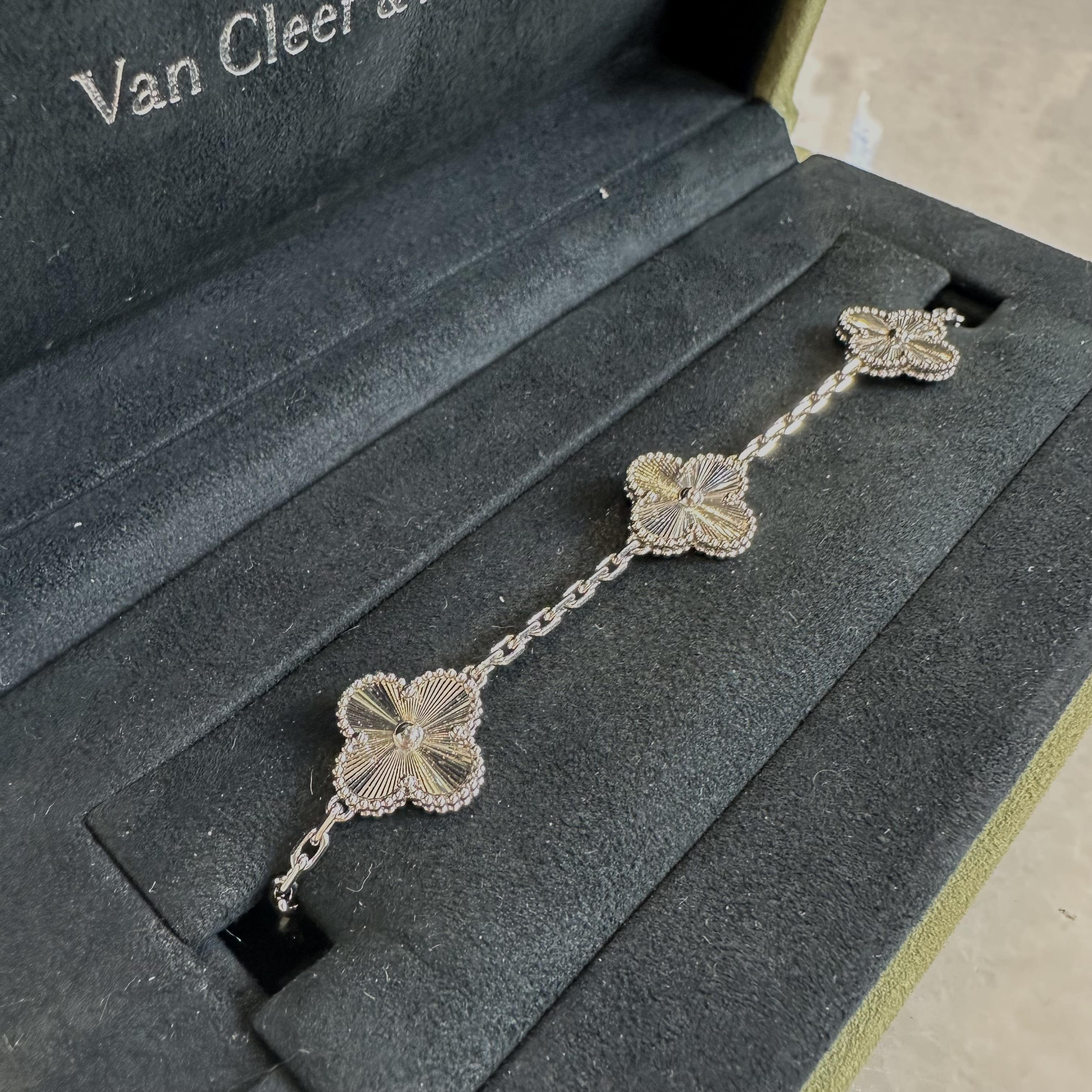 Van Cleef & Arpels Vintage Alhambra Guilloche-Armband aus Weißgold mit 5 Motiven für Damen oder Herren