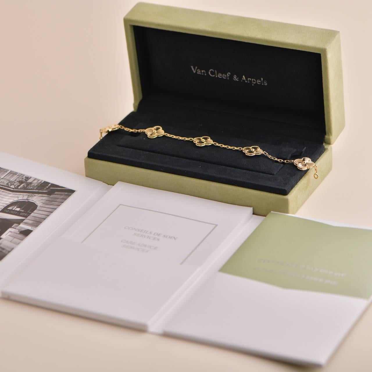 SKU 	AT-1674
Marque	Van Cleef & Arpels
Modèle	VCARP3JK00
Date	Circa 2019
Prix de détail	5 300 £ TTC / 5 650 $ HT / 6 050 € TTC
______________________________________
Métal	Or jaune 18K
Numéro de série	JA******
Poids de la chaîne	Environ 6 g
Longueur