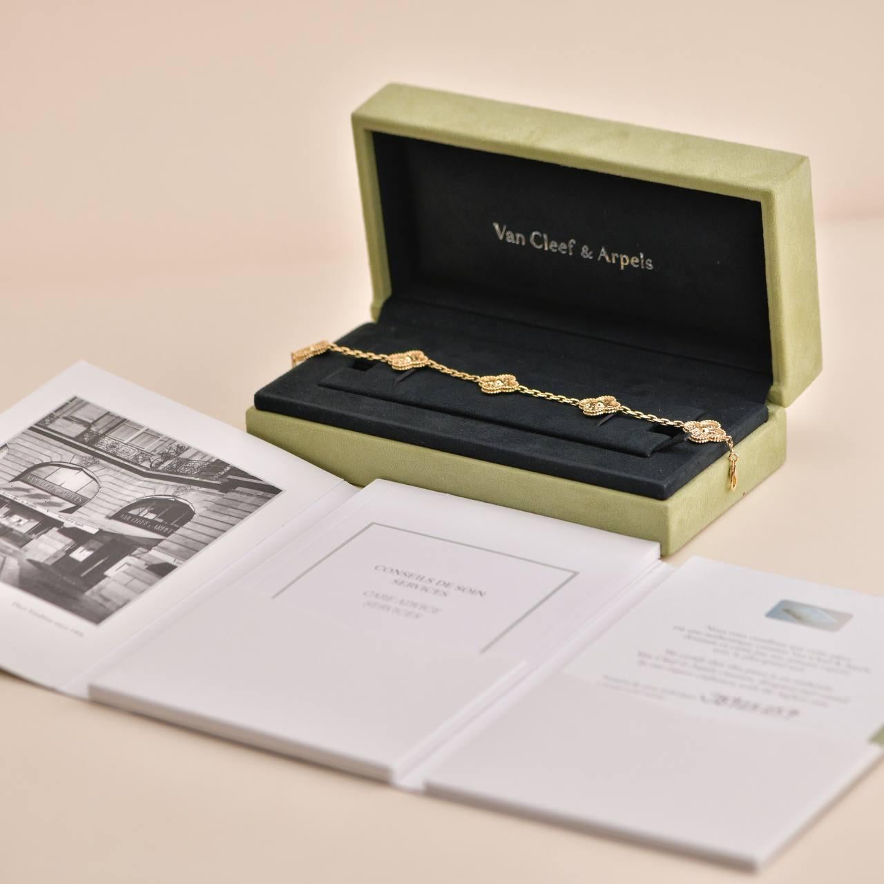 SKU 	AT-2030
Marke	Van Cleef & Arpels
Modell	VCARO1IE00
Datum	CIRCA 2021
________________________________________________________________
Metall	18K 18k Gelbgold
Laufende Nr.	JB******
Kette Gewicht	Ca. 14g
Länge der Kette	Ca.