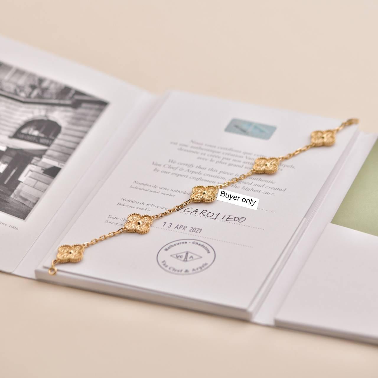Van Cleef & Arpels Vintage Alhambra Armband aus Gelbgold mit 5 Motiven im Zustand „Hervorragend“ in Banbury, GB