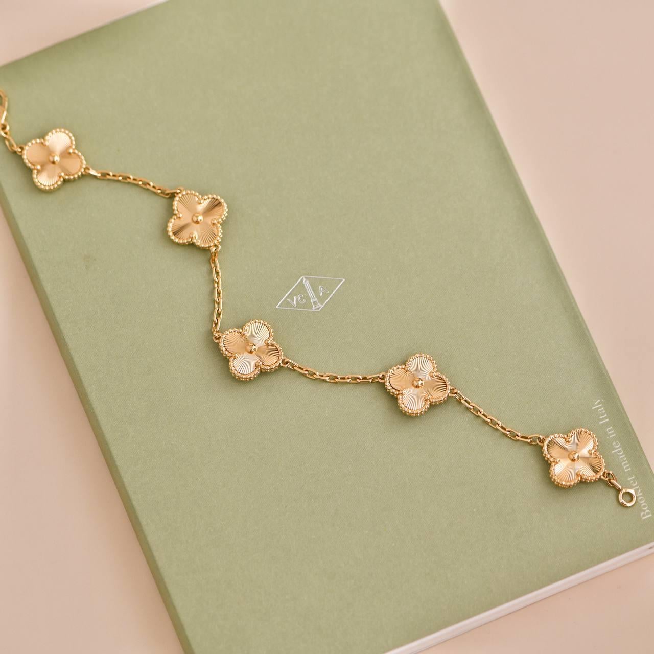 Van Cleef & Arpels Bracelet vintage Alhambra à 5 motifs en or jaune Excellent état à Banbury, GB