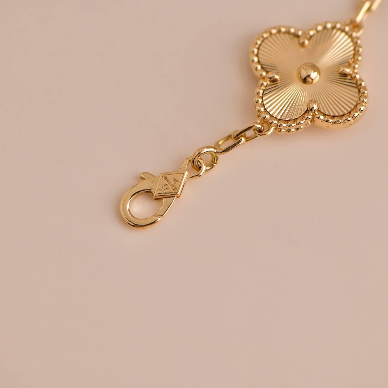 Van Cleef & Arpels Bracelet vintage Alhambra à 5 motifs en or jaune 1