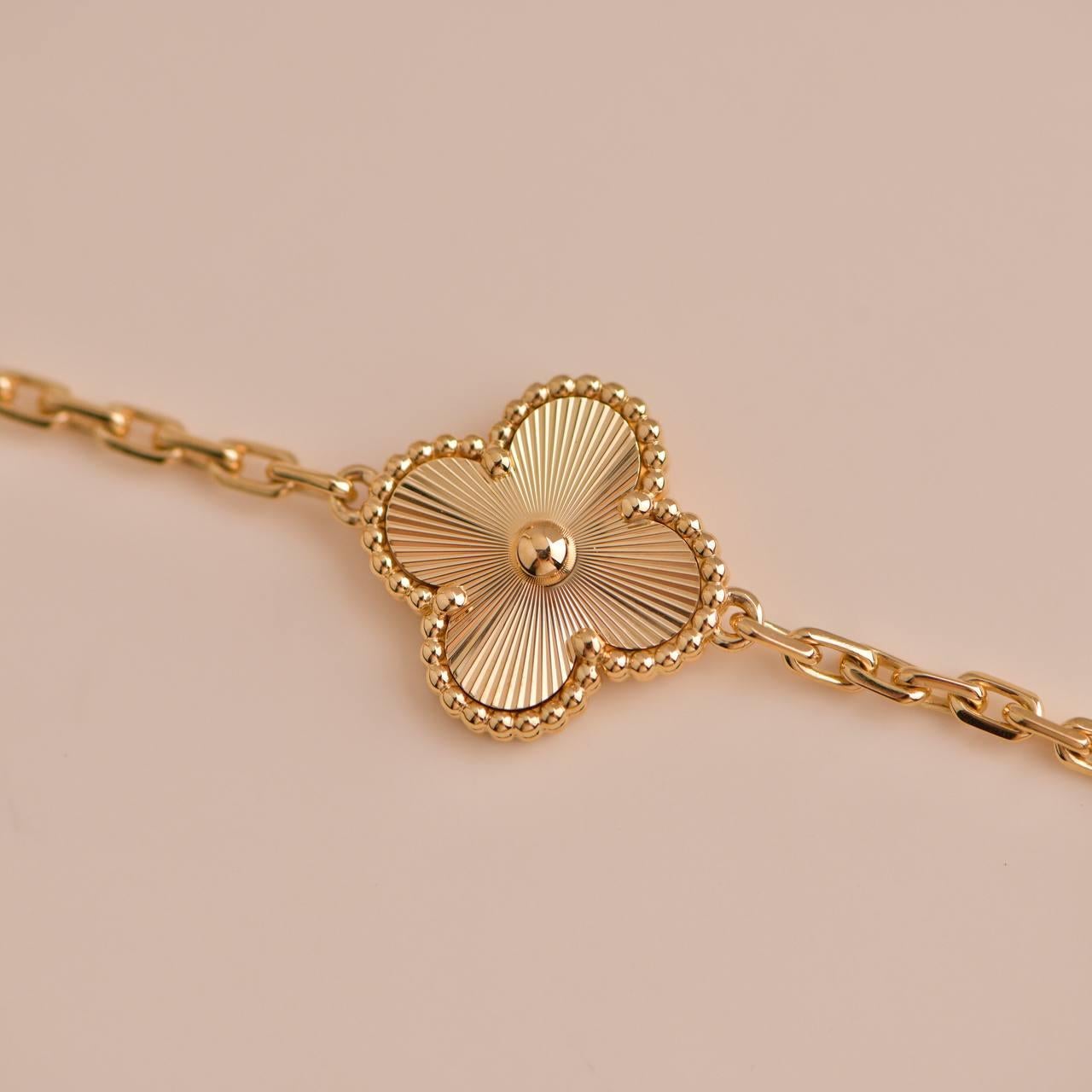 Van Cleef & Arpels Bracelet vintage Alhambra à 5 motifs en or jaune 2