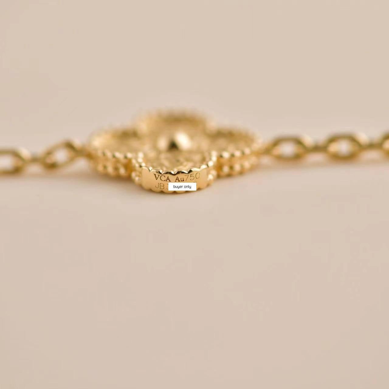 Van Cleef & Arpels Vintage Alhambra Gelbes gehämmertes Goldarmband mit 5 Motiven im Zustand „Hervorragend“ in Banbury, GB