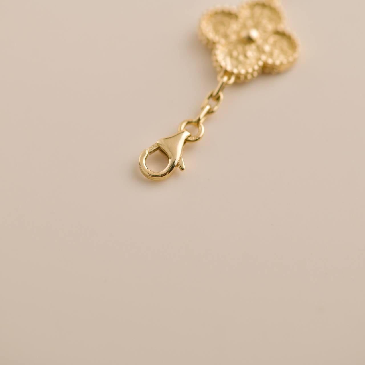 Van Cleef & Arpels Vintage Alhambra Gelbes gehämmertes Goldarmband mit 5 Motiven für Damen oder Herren