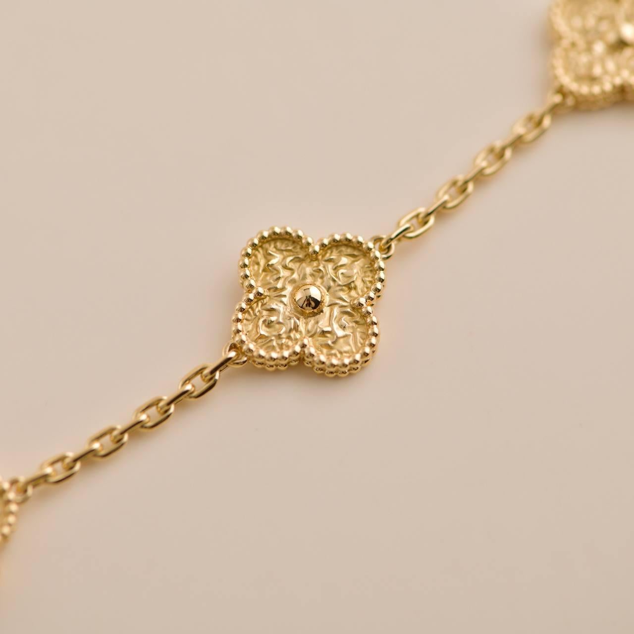 Van Cleef & Arpels Vintage Alhambra Gelbes gehämmertes Goldarmband mit 5 Motiven 1