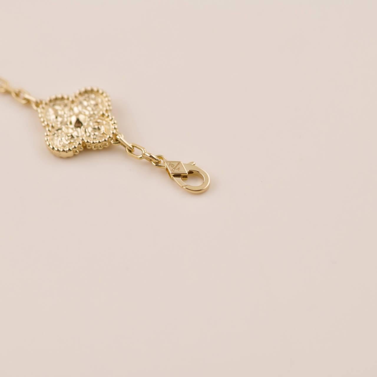 Van Cleef & Arpels Vintage Alhambra Gelbes gehämmertes Goldarmband mit 5 Motiven 2