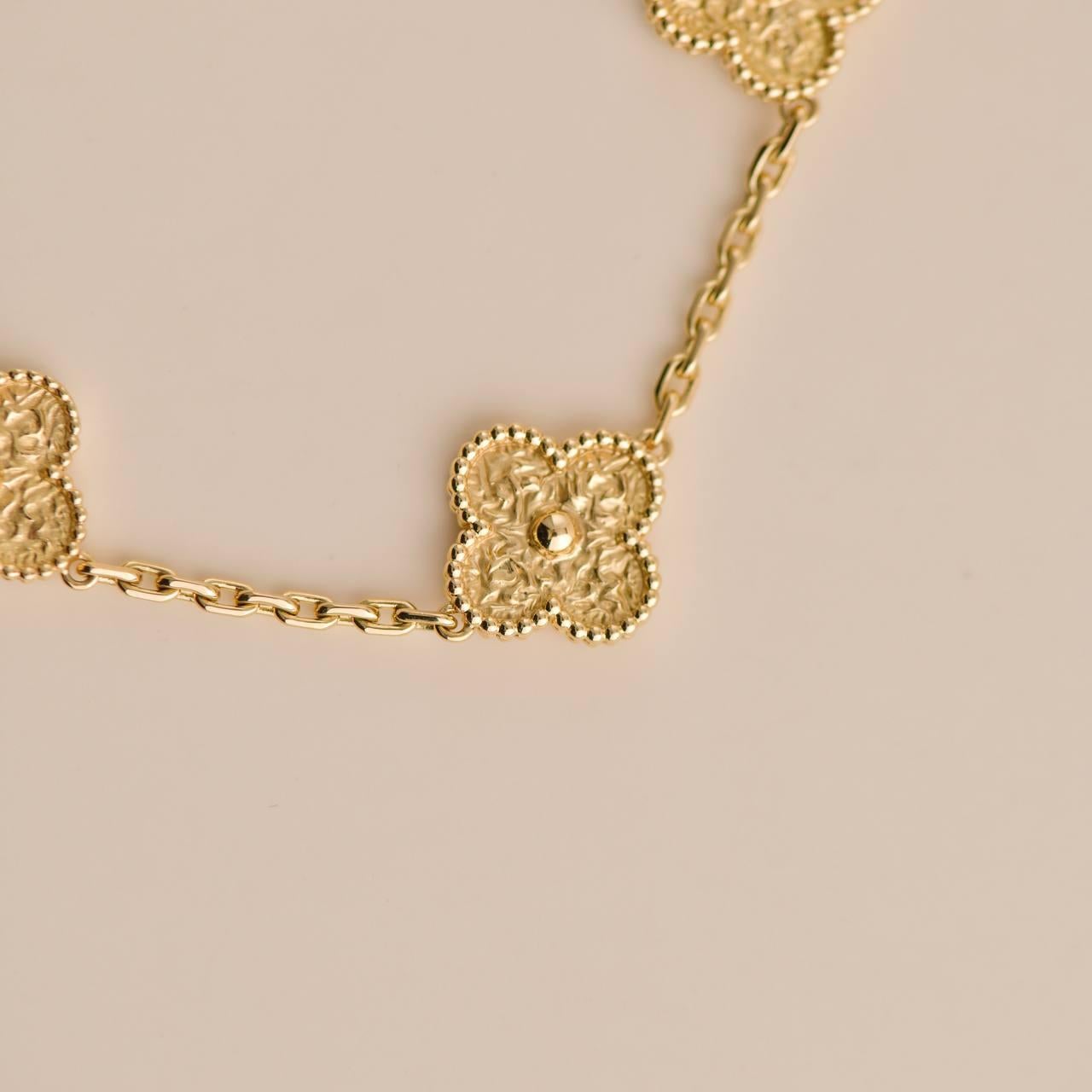 Van Cleef & Arpels Vintage Alhambra Gelbes gehämmertes Goldarmband mit 5 Motiven 2