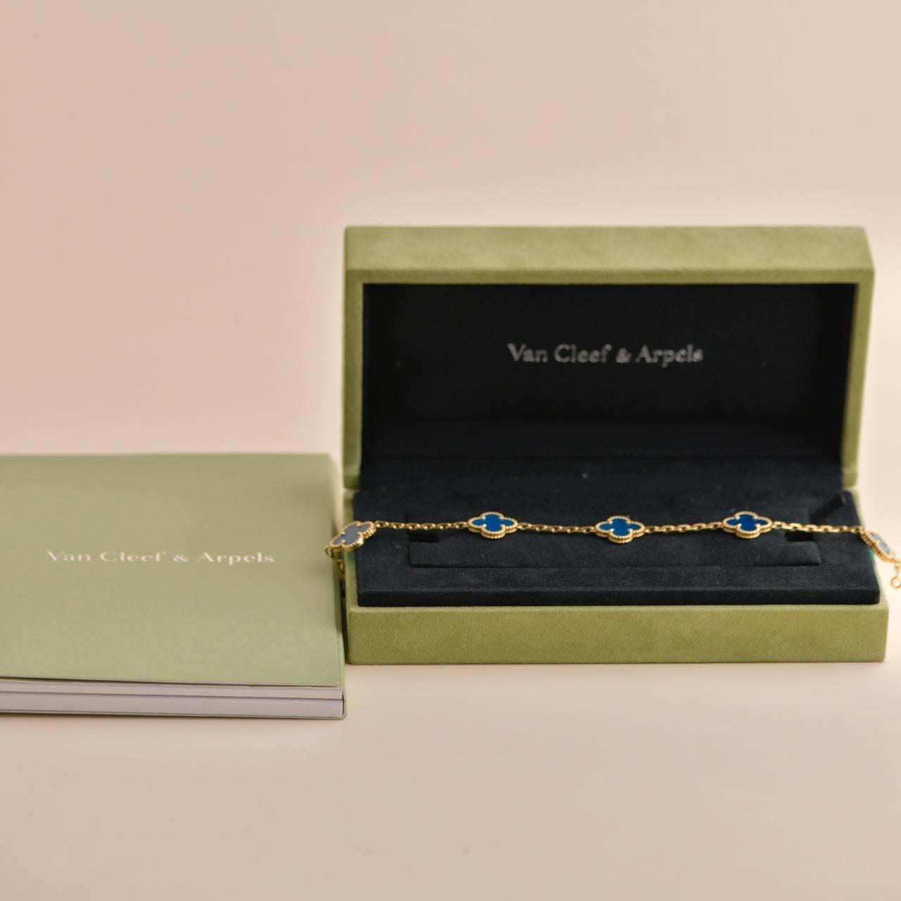 SKU. 	AT-2062
Brand	Van Cleef & Arpels
Model	VCARP34900
Date	Circa 2019
Retail Price	£4,500 Incl taxes/5 150 € Incl taxes / $ 4,800 Excl taxes
____________________________________________________________________________
Serial No.	JA******
Metal	18K