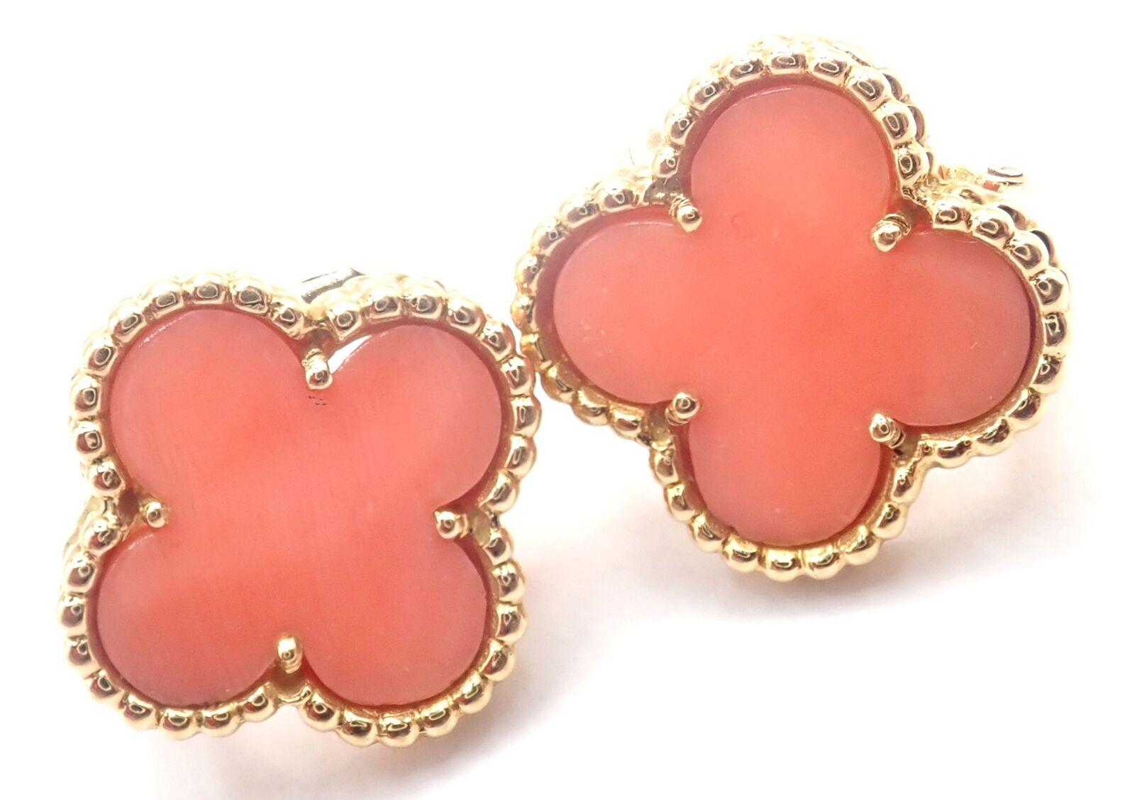 18k Gelbgold Vintage Alhambra Engel Haut Korallen Ohrringe von Van Cleef & Arpels.  
Die Van Cleef & Arpels Vintage Alhambra Korallenohrringe aus 18-karätigem Gelbgold sind elegant und ikonisch, mit dem charakteristischen vierblättrigen
