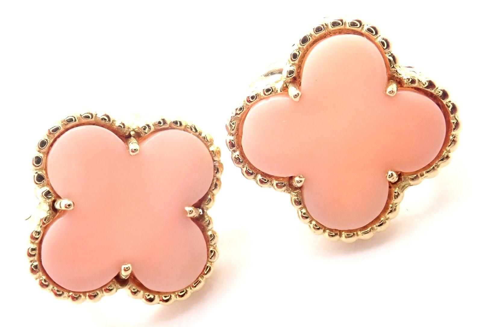 18k Gelbgold Vintage Alhambra Engel Haut Korallen Ohrringe von Van Cleef & Arpels.  
Mit 2 alhambraförmigen Korallensteinen: Je 15 mm. 
Diese Ohrringe sind für nicht gepiercte Ohren gedacht, können aber durch Hinzufügen von Stiften in gepiercte