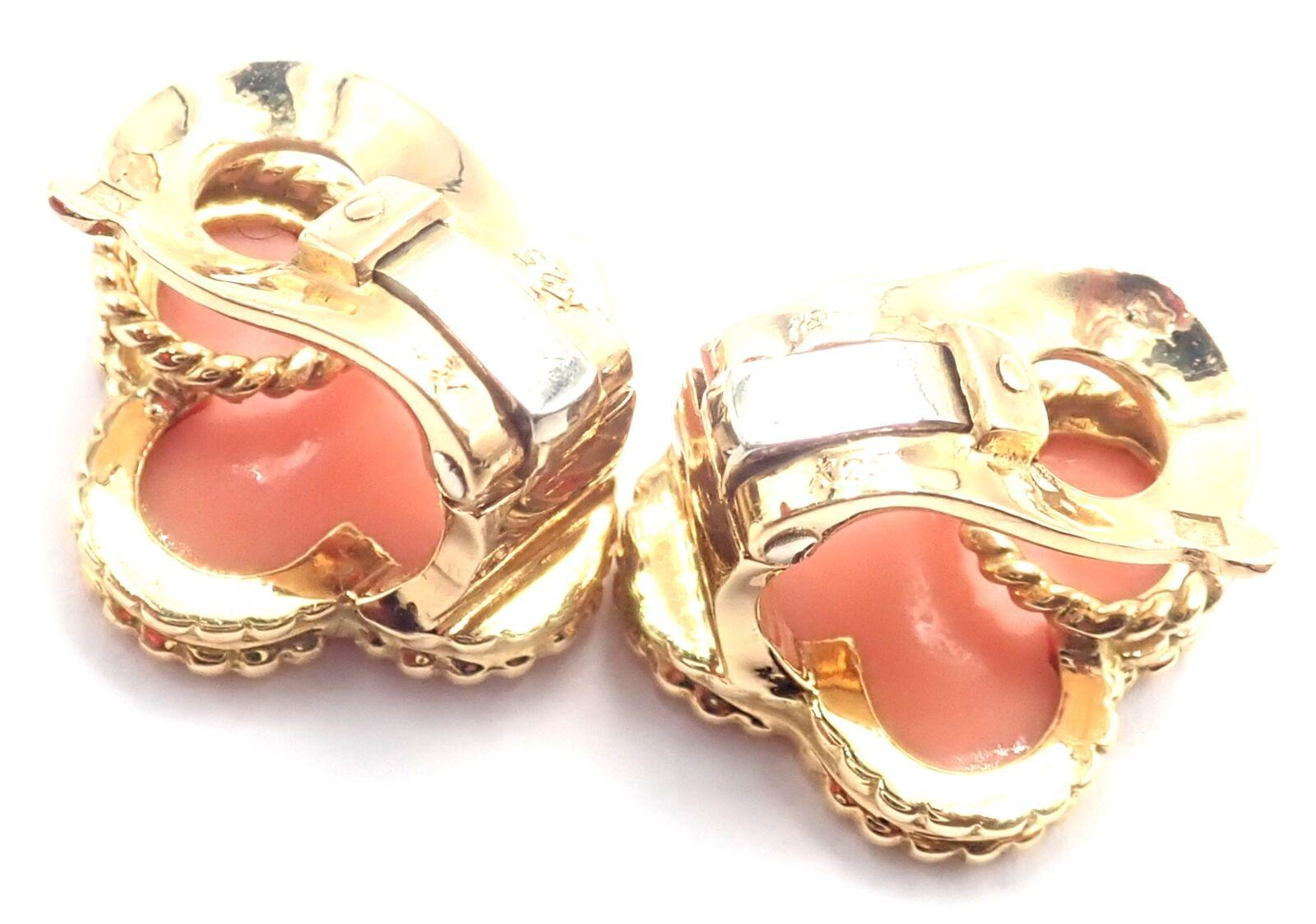 Van Cleef & Arpels Vintage Alhambra Ohrringe aus Gelbgold mit Engelshaut-Koralle und Gelbgold (Ungeschliffen) im Angebot