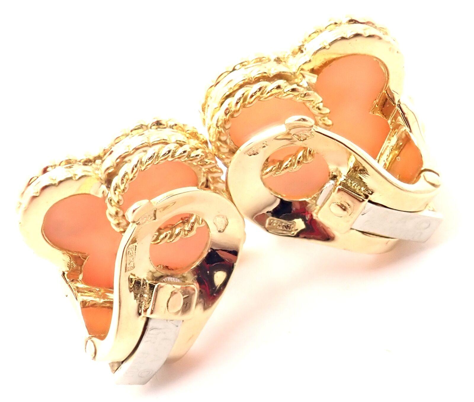 Van Cleef & Arpels Vintage Alhambra Ohrringe aus Gelbgold mit Engelshaut-Koralle und Gelbgold (Ungeschliffen) im Angebot
