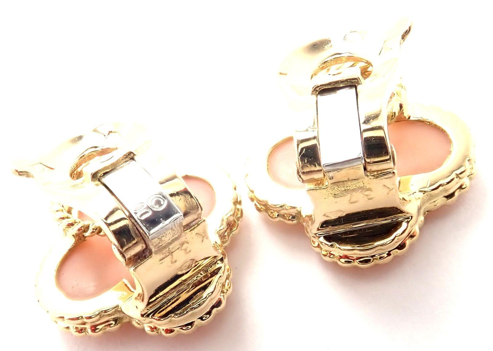 Van Cleef & Arpels Vintage Alhambra Ohrringe aus Gelbgold mit Engelshaut-Koralle und Gelbgold im Zustand „Hervorragend“ im Angebot in Southampton, PA