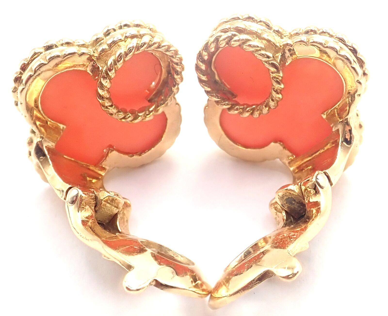 Van Cleef & Arpels Vintage Alhambra Ohrringe aus Gelbgold mit Engelshaut-Koralle und Gelbgold für Damen oder Herren im Angebot