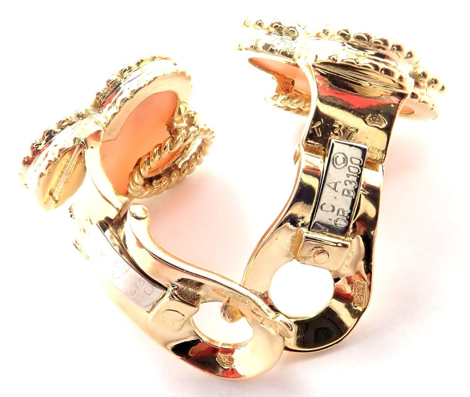 Van Cleef & Arpels Vintage Alhambra Ohrringe aus Gelbgold mit Engelshaut-Koralle und Gelbgold für Damen oder Herren im Angebot