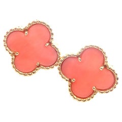Van Cleef & Arpels, boucles d'oreilles vintage Alhambra en or jaune peau d'ange corail