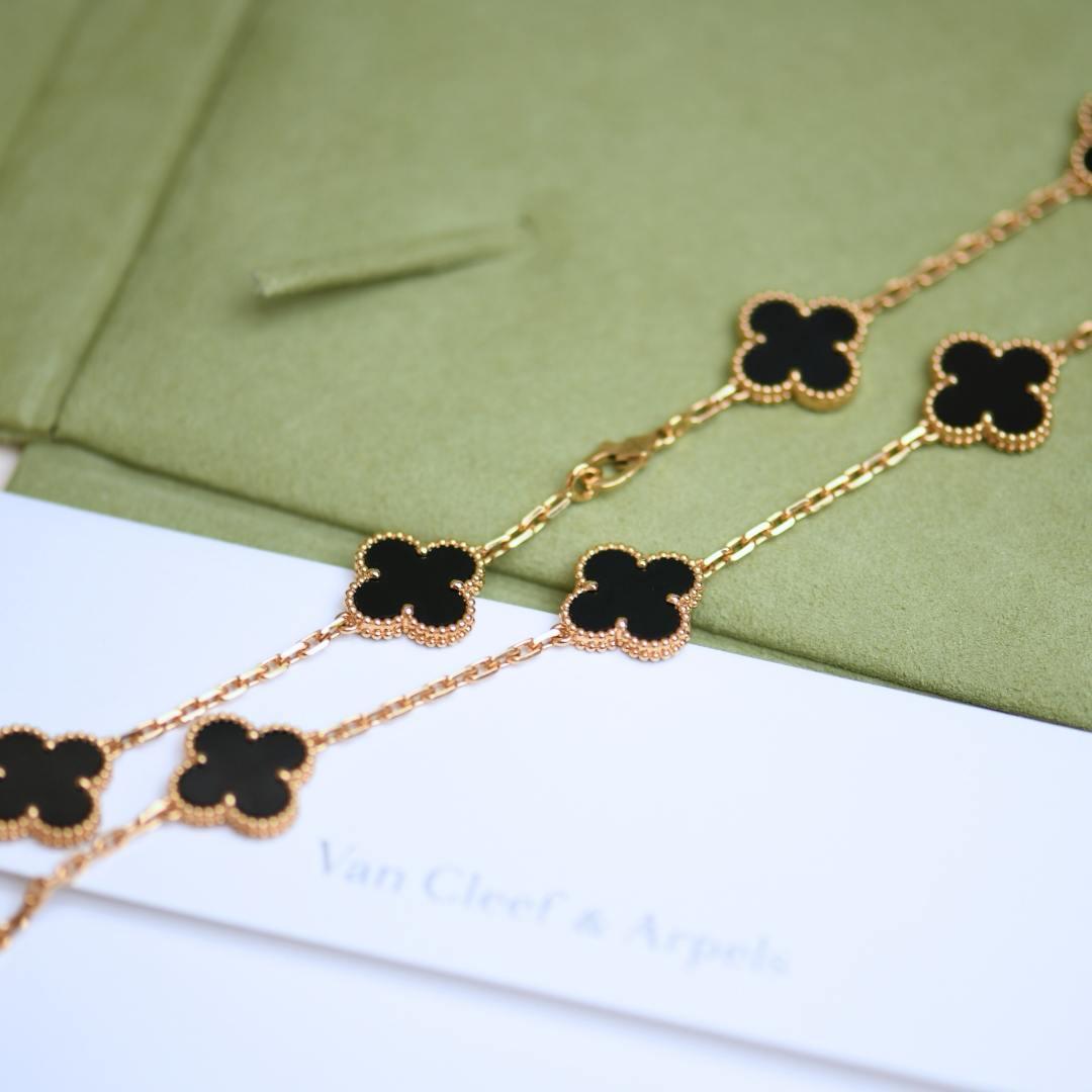 Van Cleef & Arpels Vintage Alhambra Black Onyx 10 Motif 18K Yellow Gold Necklace In Excellent Condition For Sale In Banbury, GB