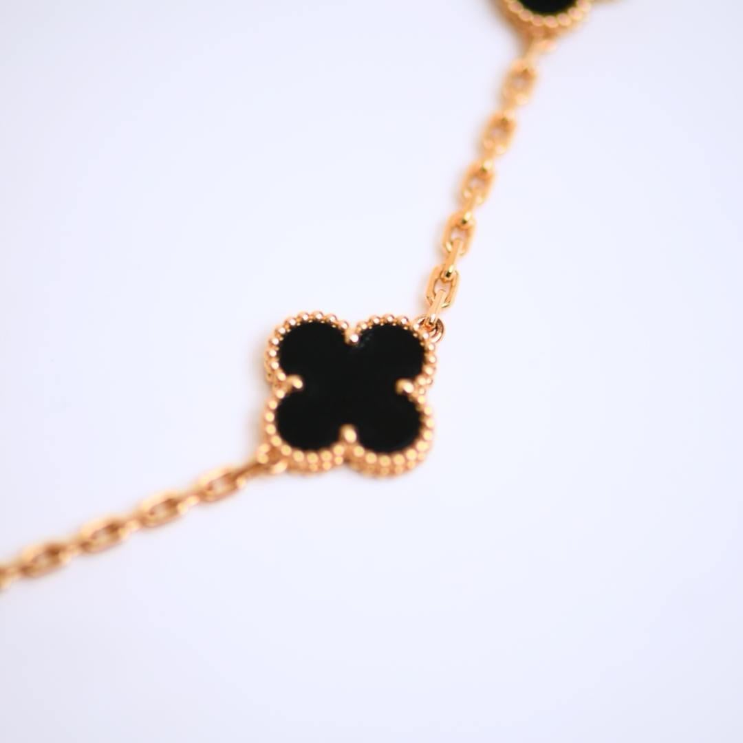 Van Cleef & Arpels Vintage Alhambra Black Onyx 10 Motif 18K Yellow Gold Necklace For Sale 3