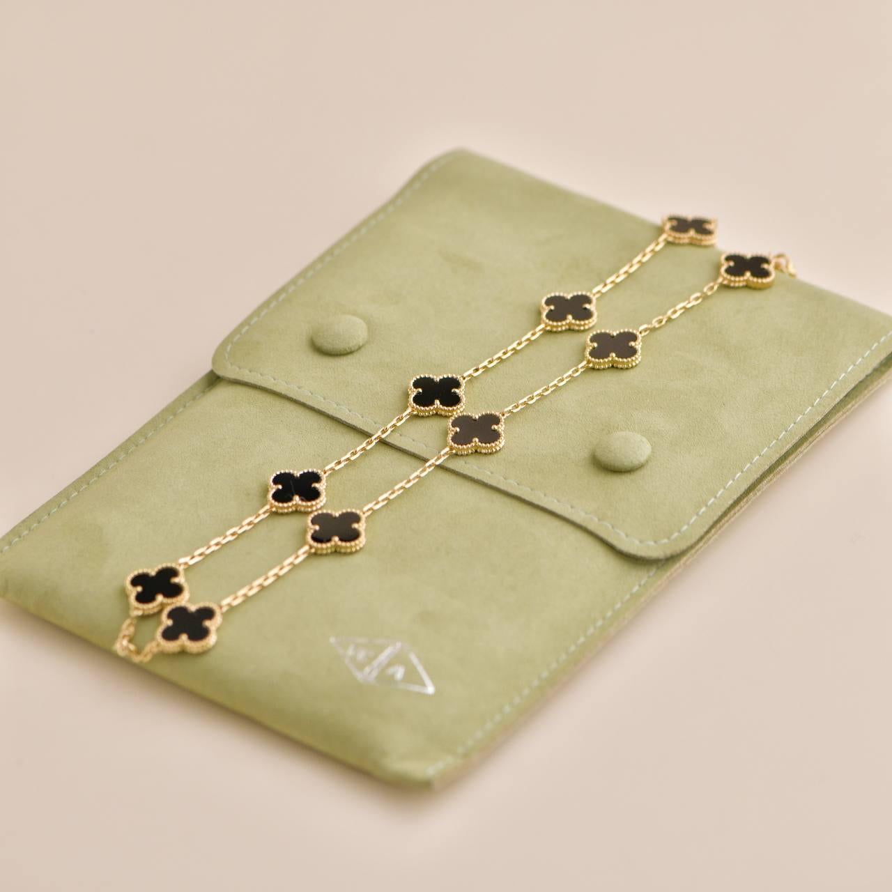 SKU	AT-2566
Comes With	Pouch Only
Date	2014
RRP	£8,150 Inc taxes / $ 8,900 / €9,700 Inc taxes
Model	VCARA42700
Serial Number	JE******
Metal	18k Yellow Gold
Stones	Onyx
Weight	Approximately 23.4 g
Length	Approximately 43 cm
Condition	Excellent
Other
