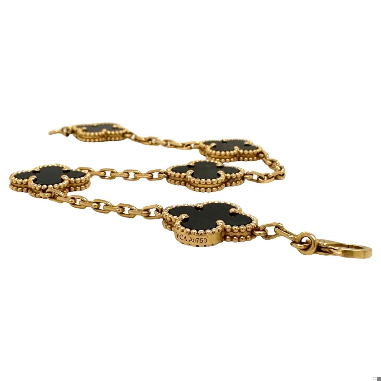 Das 5 Motifs Onyx Alhambra Bracelet von Van Cleef & Arpels ist ein fesselndes Stück, das Eleganz und Charme nahtlos miteinander verbindet. Jedes Motiv zeigt einen glatten, geschliffenen Onyxstein, der für seine satten Farben und einzigartigen Muster