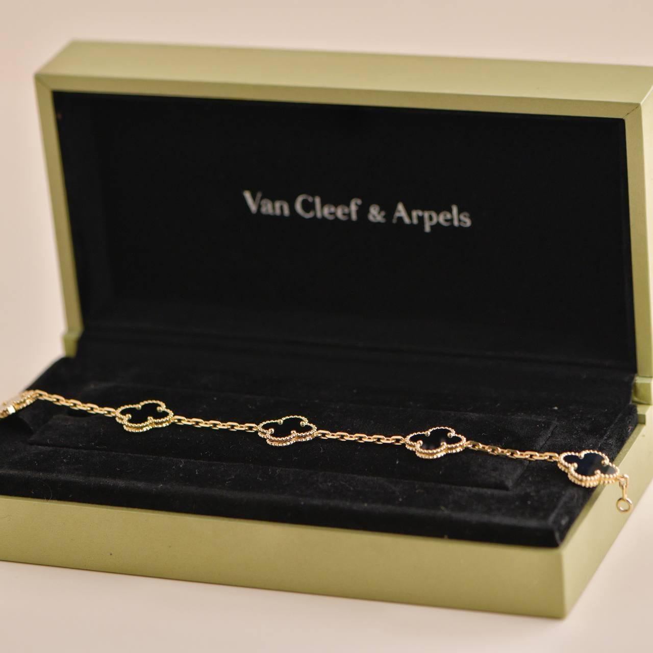 SKU	AT-2595
Comes With	Box Only
Date	approx 2015
RRP	£3,950 Incl taxes/$ 4,200 Excl taxes /4,600 € Incl taxes
Model	VCARA41300
Serial Number	JE******
Metal	18k Yellow Gold
Stones	Onyx
Weight	12.5 g
Length	approx 18 cm
Width	15