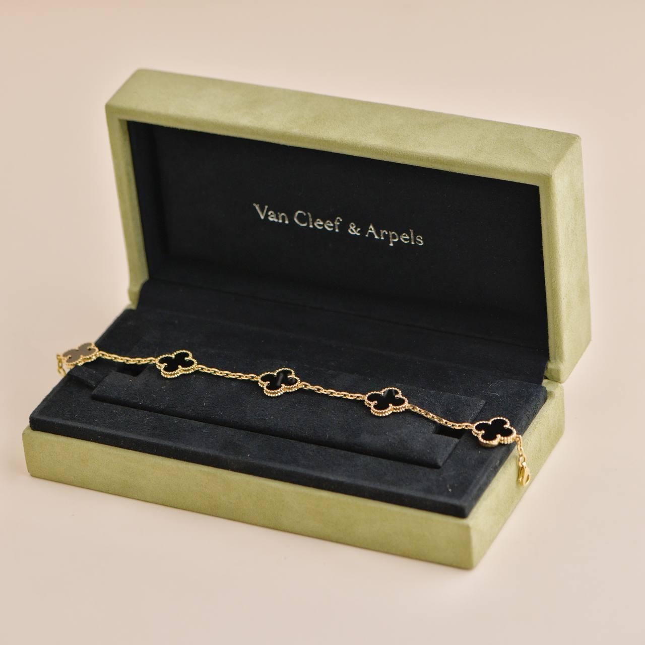 SKU	AT-2652
Comes With	Box Only
Date	approx 2011
RRP	£3,950 Incl taxes/$ 4,200 Excl taxes /4,600 € Incl taxes
Model	VCARA41300
Serial Number	JB******
Metal	18k Yellow Gold
Stones	Onyx
Weight	11.1 g
Length	approx 19 cm
Width	15