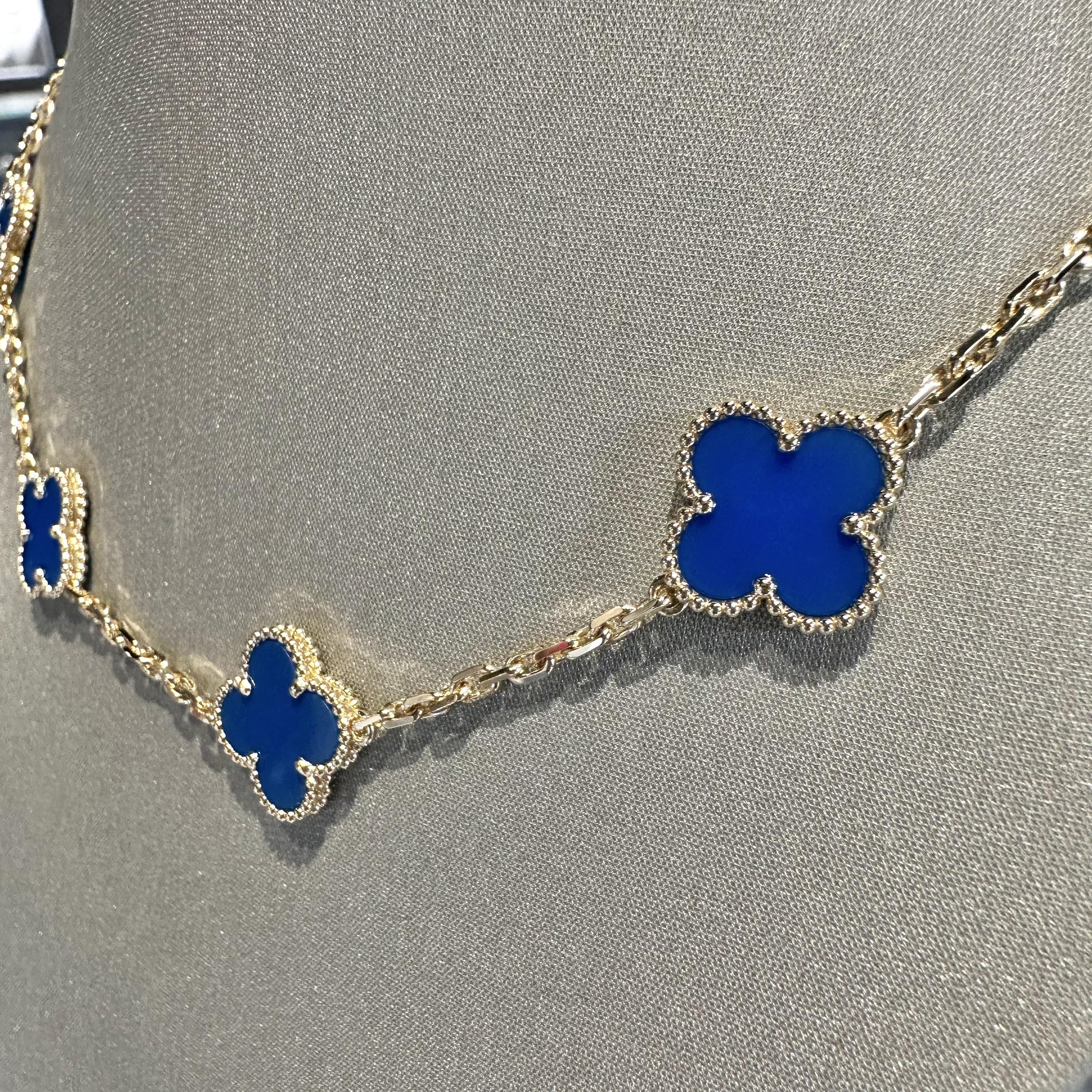 Van Cleef & Arpels Vintage Alhambra Halskette aus Gelbgold mit 10 blauem Achat-Motiv aus Alhambra im Zustand „Hervorragend“ in Miami, FL