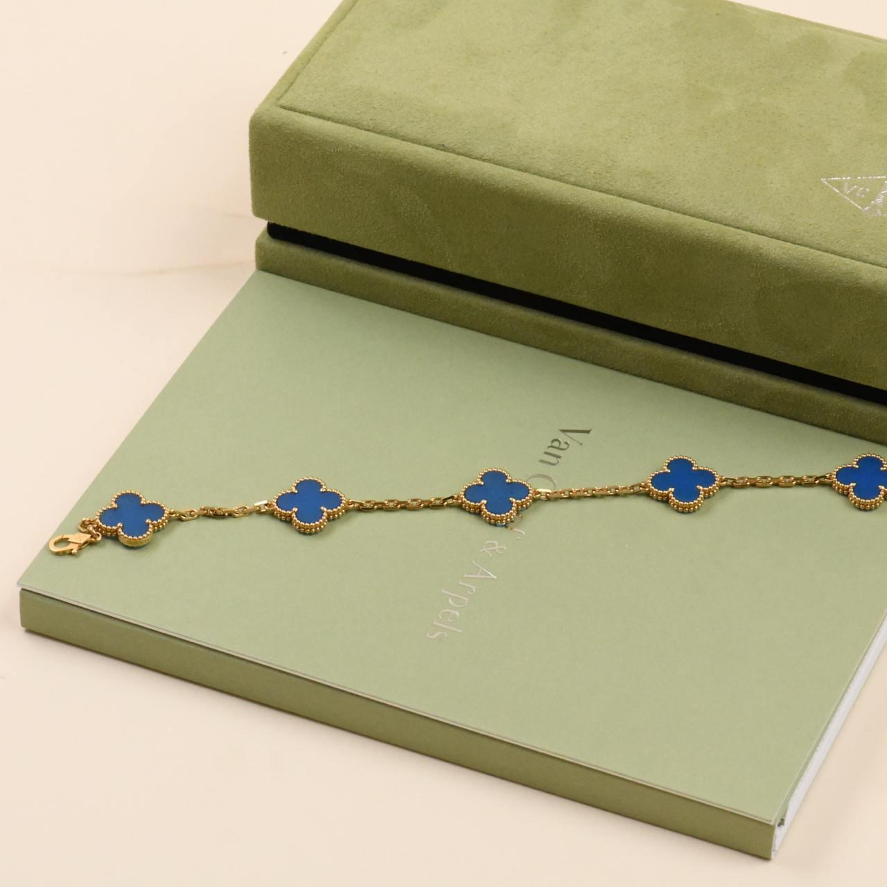 Van Cleef & Arpels Bracciale vintage Alhambra in agata blu e oro giallo 18 carati In condizioni ottime in vendita a Banbury, GB