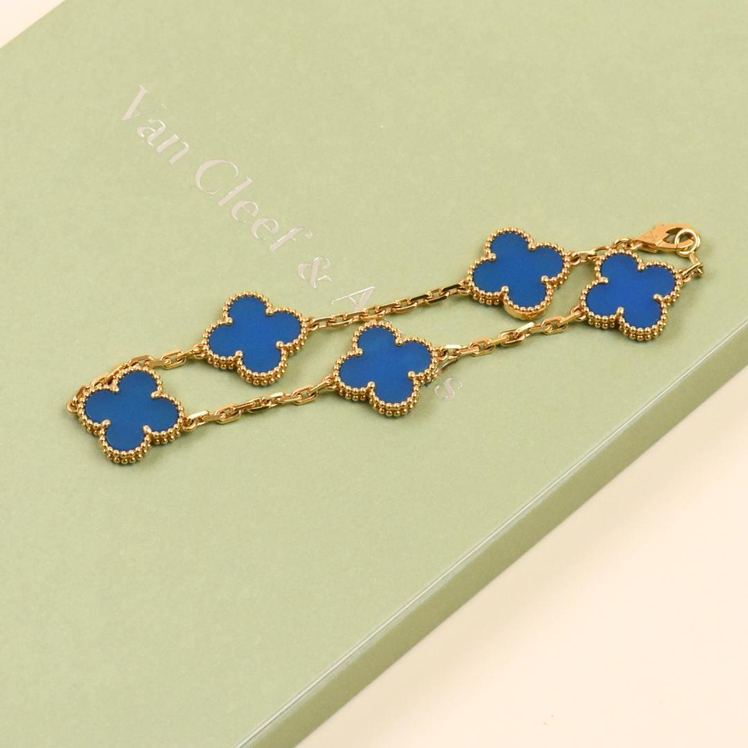 da uomo o donna Van Cleef & Arpels Bracciale vintage Alhambra in agata blu e oro giallo 18 carati in vendita