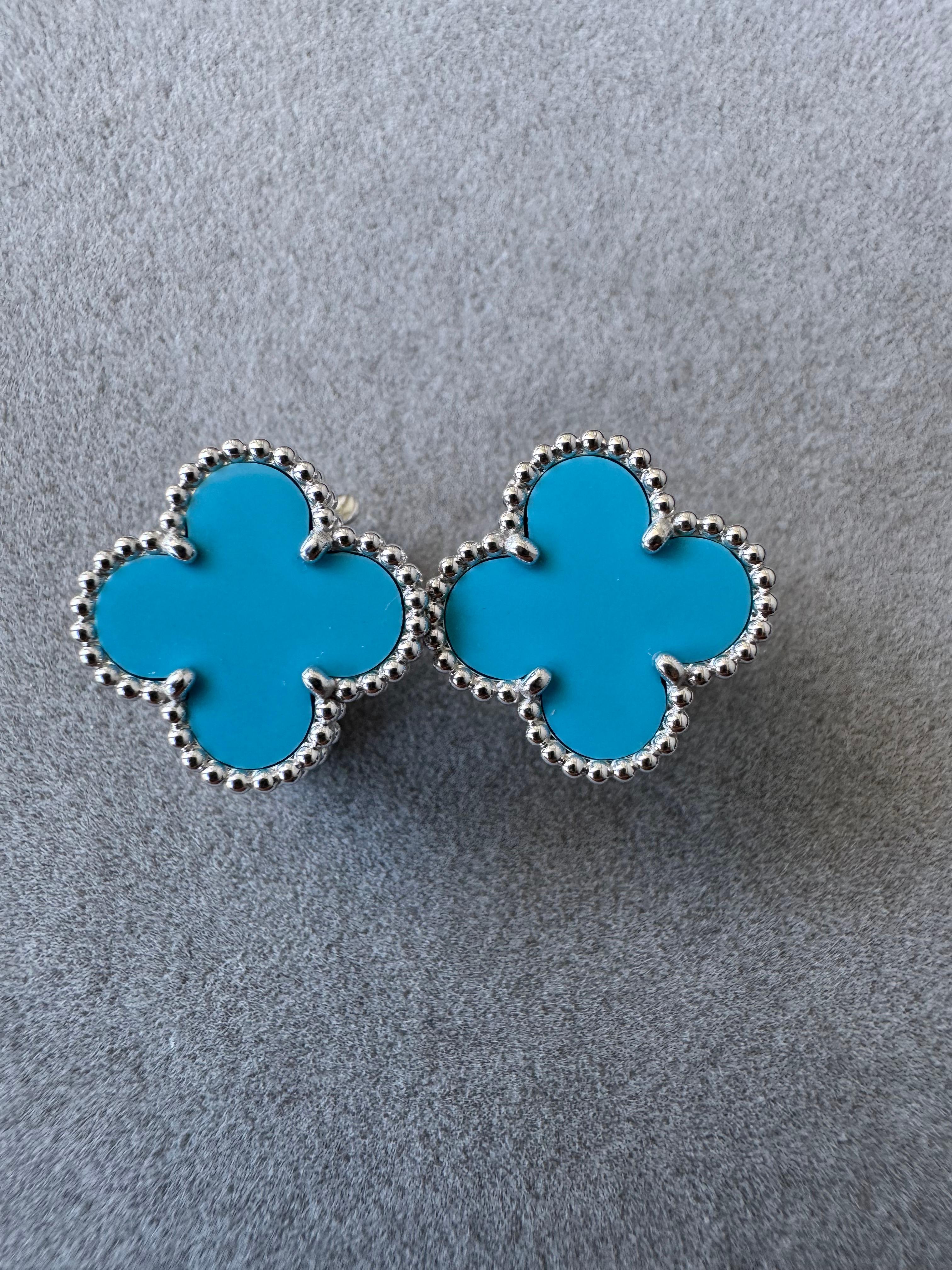 Oro blanco de 18 quilates AU 750
7,1 Gramos Peso total
Tréboles de Turquesa
El turquesa tiene un color azul turquesa claro y un matiz uniforme. Revisa todas las fotos y el vídeo para ver lo precioso que es.
Los pendientes se han sometido a pruebas