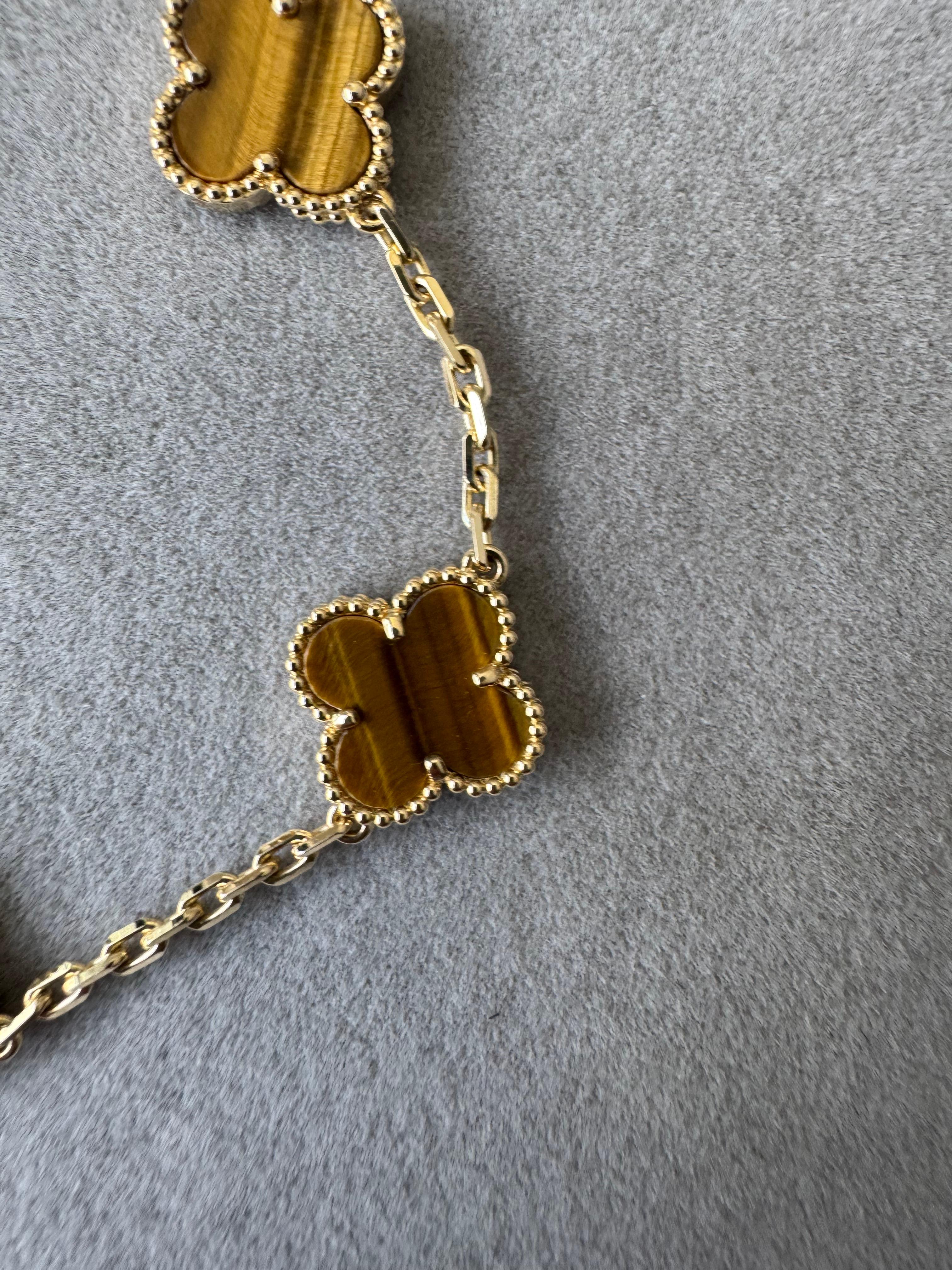 Van Cleef & Arpels Vintage Alhambra Tiger's Eye 5 Motif Yellow Gold Bracelet In Excellent Condition In Oakton, VA