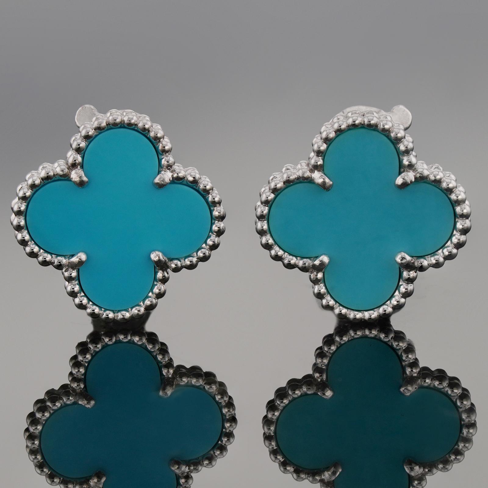 Diese eleganten Ohrringe von Van Cleef & Arpels aus der Magic Alhambra Collection sind aus 18 Karat Weißgold gefertigt und zeigen ein Paar Glücksklee-Motive mit Türkiseinlagen in runden Perlenfassungen. Hergestellt in Frankreich in den 2000er