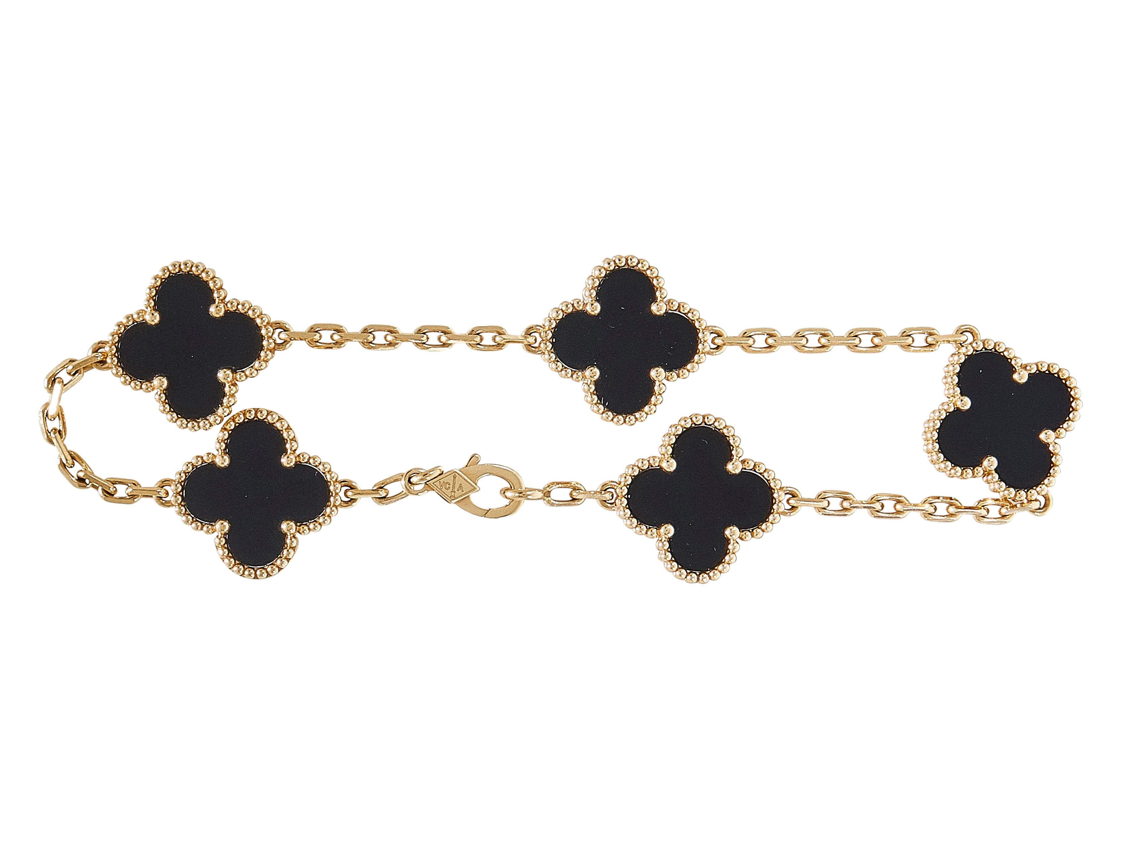 La pulsera: Una pulsera Van Cleef & Arpels Vintage Alhambra. Diseñado con cinco motivos de ónice engastados en oro amarillo de dieciocho quilates.

La pulsera está en excelente estado, con sólo unos pequeños arañazos propios del uso normal. La marca