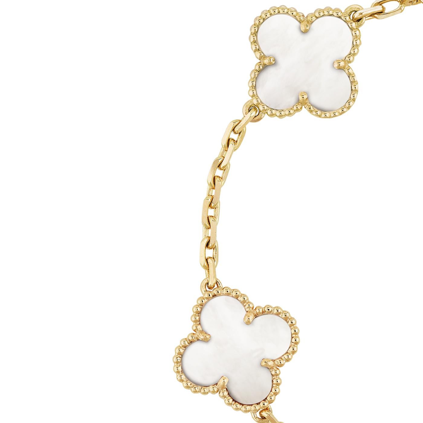 Pulsera Alhambra vintage, 5 motivos, oro amarillo de 18 quilates, nácar blanco.

Detalles:
Marca: Van Cleef & Arpels
Tipo Pulsera Alhambra Vintage
Cierre: Cierre Hallmark Modelo pequeño
Piedras: Nácar, 5 piedras (Como cada piedra es única, su color