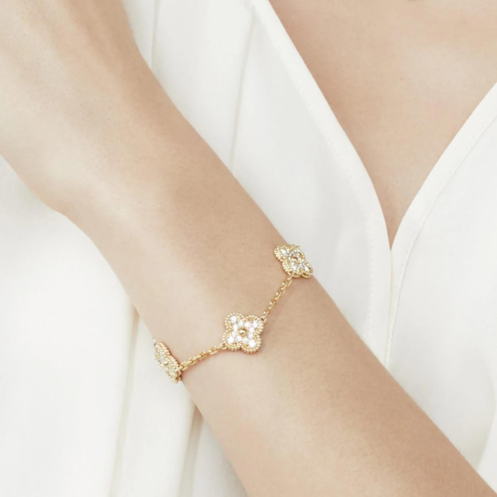 Créateur : Van Cleef & Arpels

Collectional : Vintage Alhambra 

Numéro de modèle :  VCARA41400

Type : Bracelet

Métal : Or jaune

Pureté du métal : 18k

Pierres : Diamants

Poids total en carats : 2.42 ct

Comprend : 24 mois de garantie Brilliance