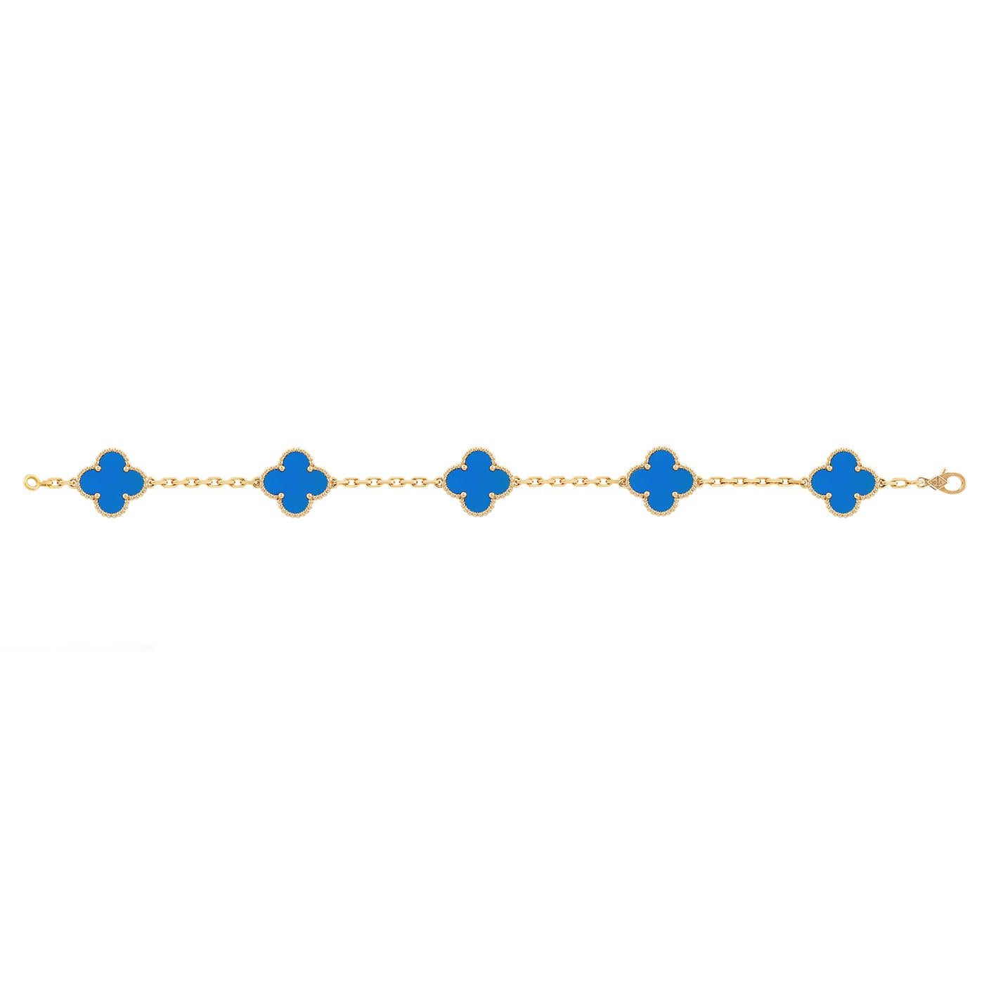 Pulsera Alhambra Vintage Van Cleef & Arpels, 5 motivos, oro amarillo de 18 quilates, ágata azul.

Detalles:
Marca: Van Cleef & Arpels
Model No: VCARP34900
Estilo: Pulsera
Piedra: Ágata
Cantidad de Piedras: 5 Piedras (Como cada piedra es única, su