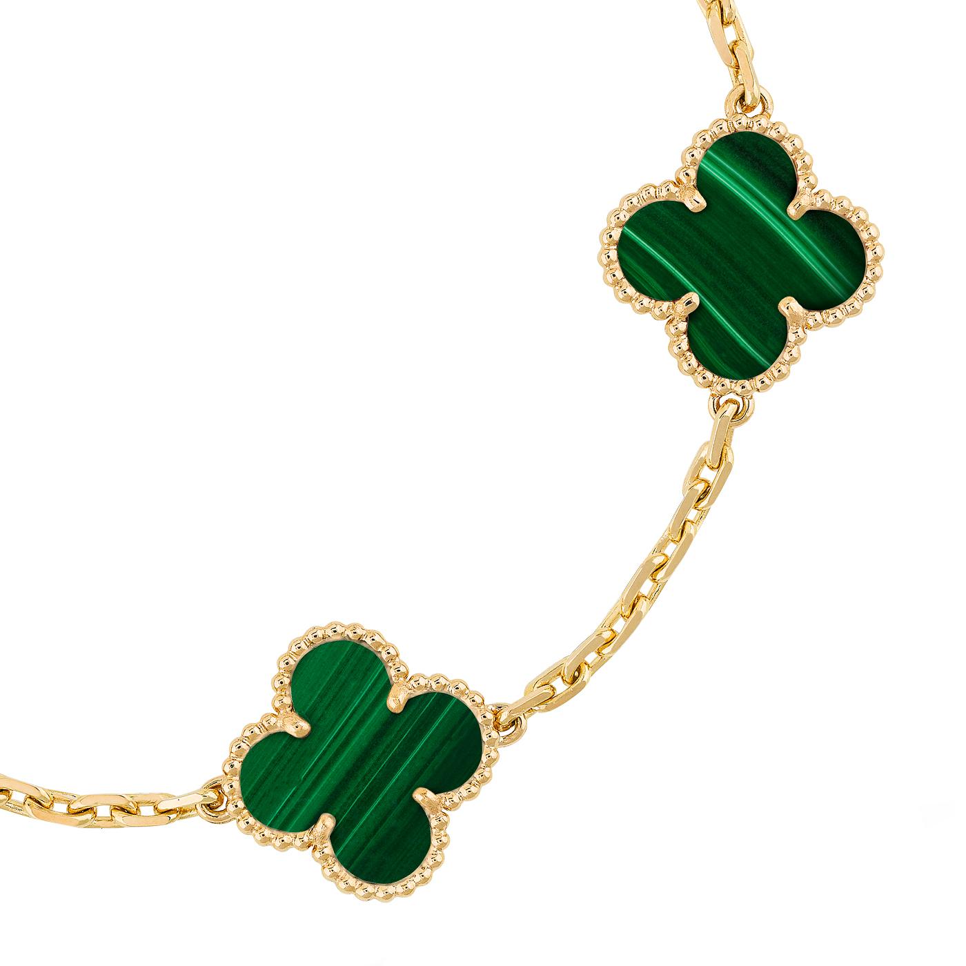 In Anlehnung an das allererste Alhambra-Schmuckstück aus dem Jahr 1968 zeichnen sich die Vintage Alhambra-Kreationen von Van Cleef & Arpels durch ihre einzigartige, zeitlose Eleganz aus. Diese vom Kleeblatt inspirierten Glückssymbole sind mit einem