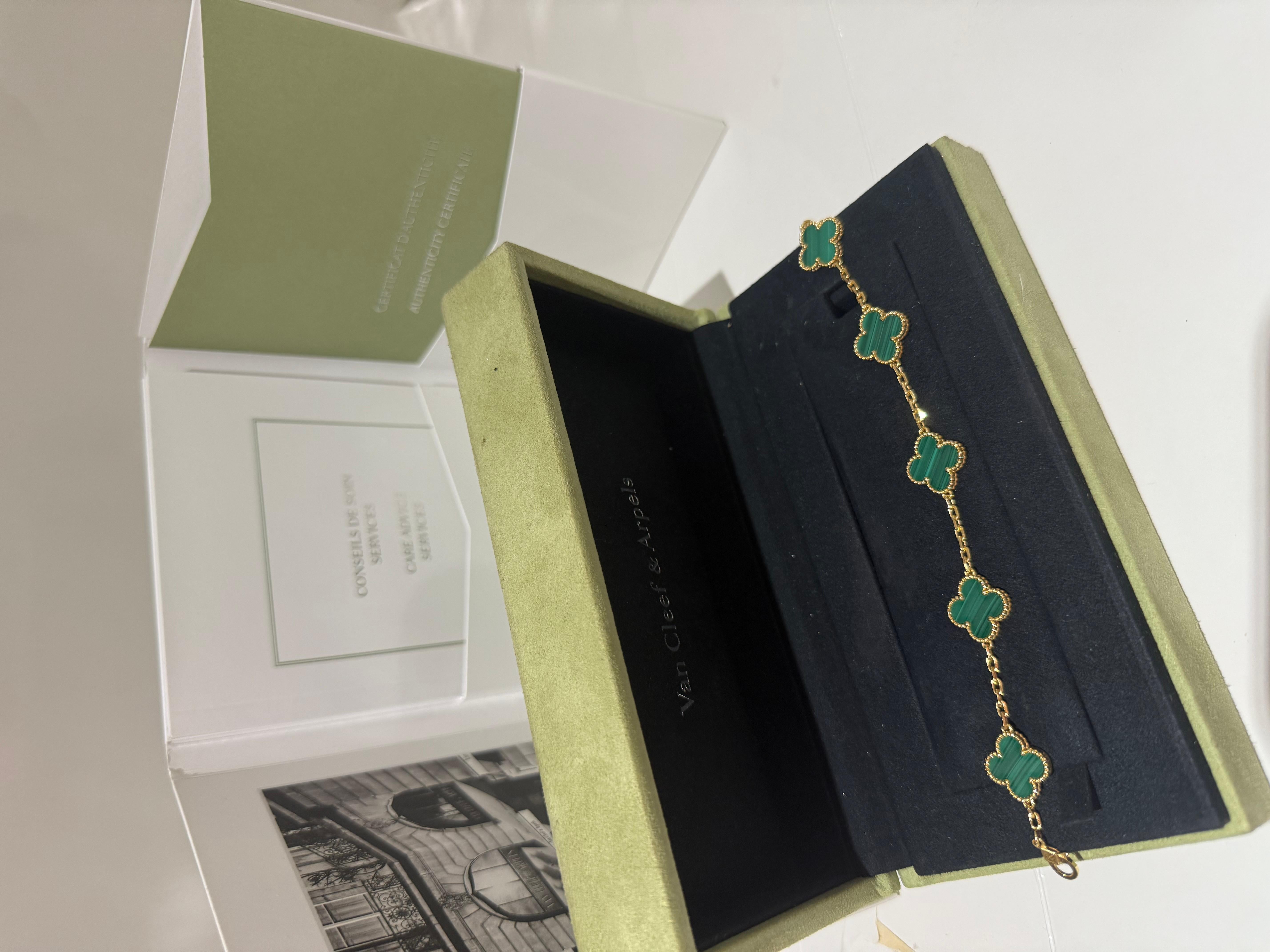 Van Cleef & Arpels Vintage-Alhambra-Armband, 5 Motive, 18 Karat Gelbgold, Malachit. Die schönste grüne Farbe Malachit Armband. Ein Schmuckstück, das man haben muss! 
Da jeder Stein ein Unikat ist, können seine Farbe und Eigenschaften von einer