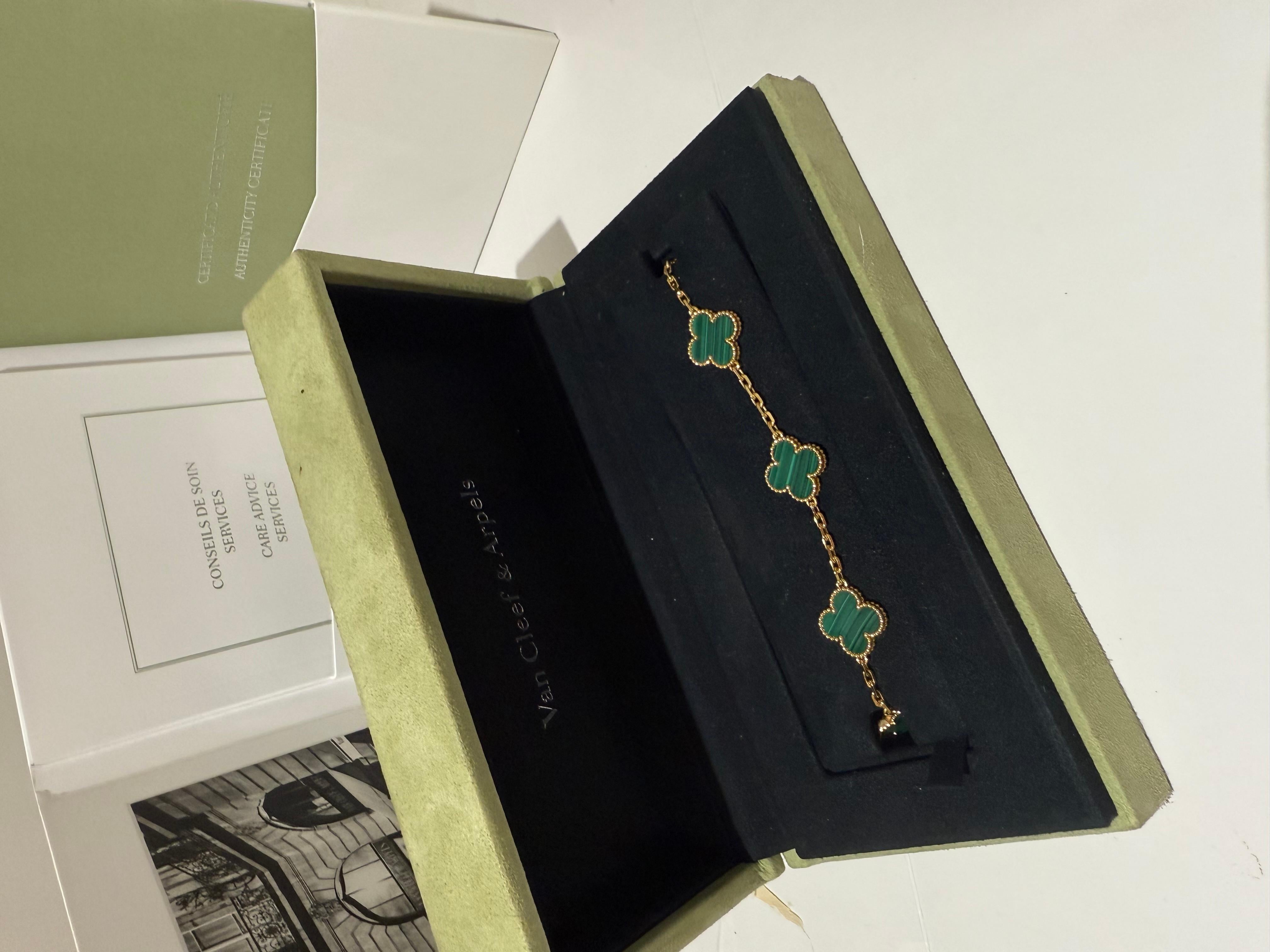 Van Cleef & Arpels Vintage Alhambra-Armband aus Malachit (Gemischter Schliff) im Angebot