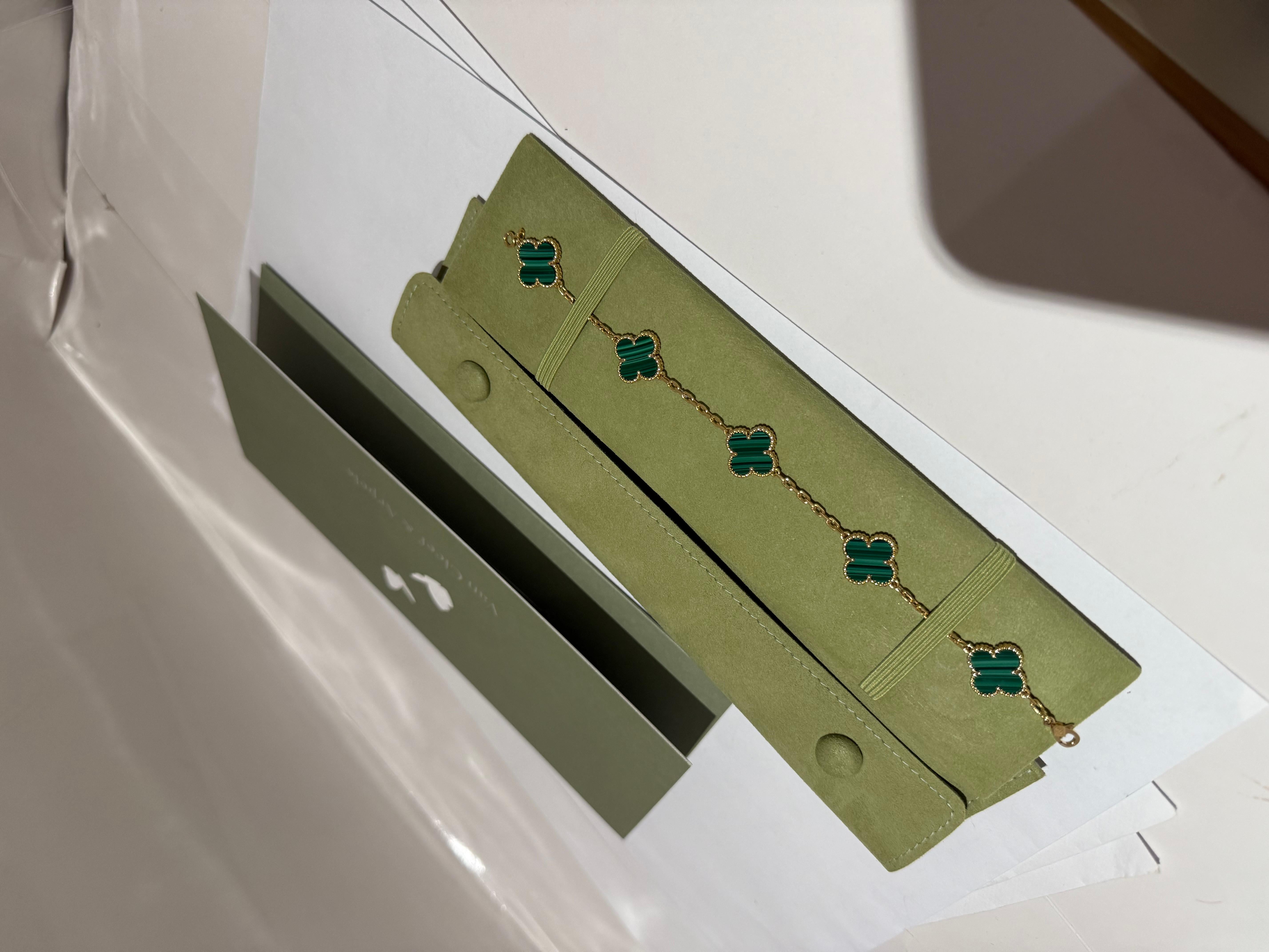 Van Cleef & Arpels Vintage Alhambra bracelet malachite In Excellent Condition In London, England