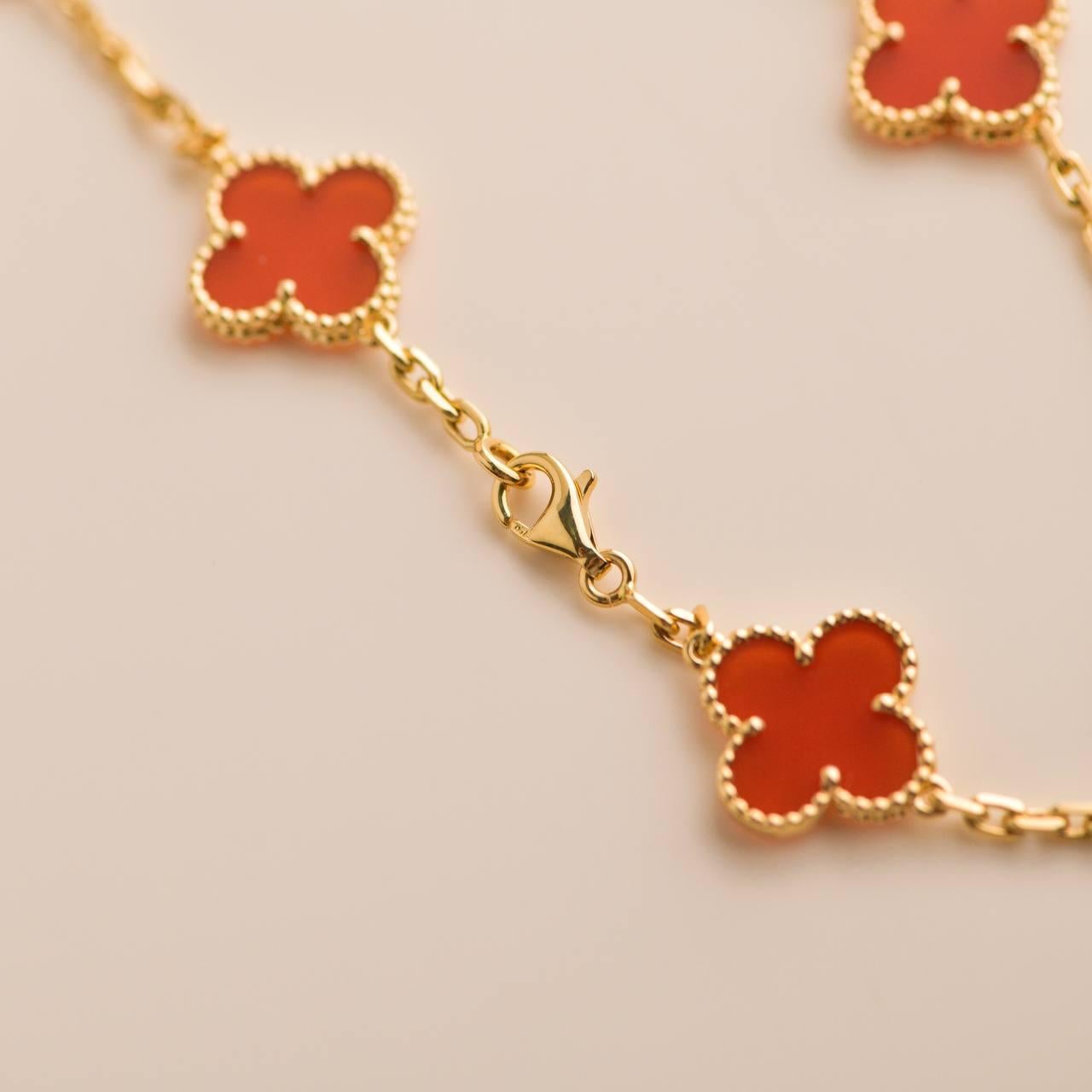 Van Cleef & Arpels Vintage Alhambra Carnelian 10 Motif Yellow Gold Necklace In Excellent Condition In Banbury, GB