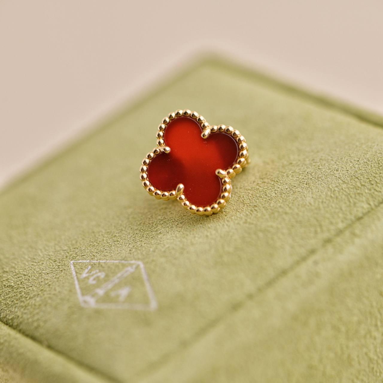 Van Cleef & Arpels Vintage Alhambra Carnelian 18K Yellow Gold Earrings In Excellent Condition In Banbury, GB