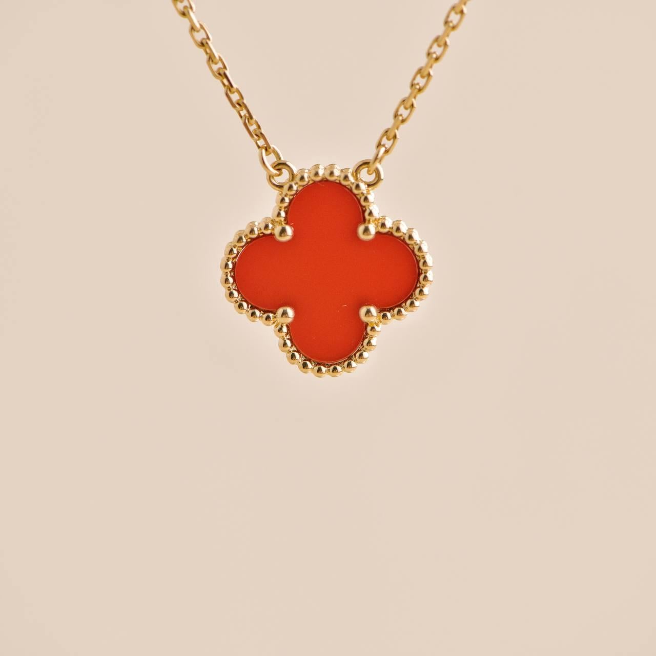 Van Cleef & Arpels Vintage Alhambra Carnelian 18k Yellow Gold Pendant In Excellent Condition For Sale In Banbury, GB