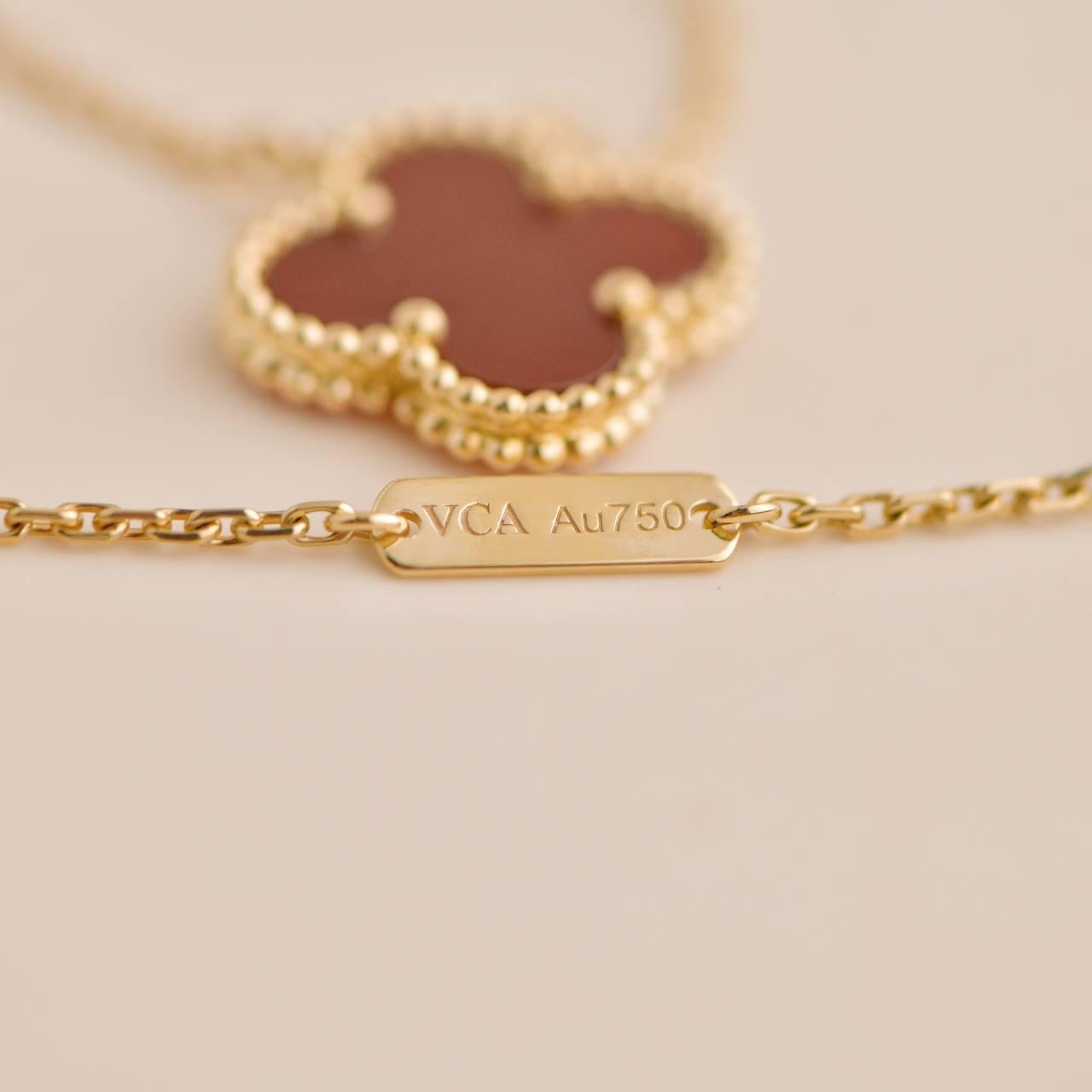 Van Cleef & Arpels Vintage Alhambra Carnelian 18k Yellow Gold Pendant For Sale 1