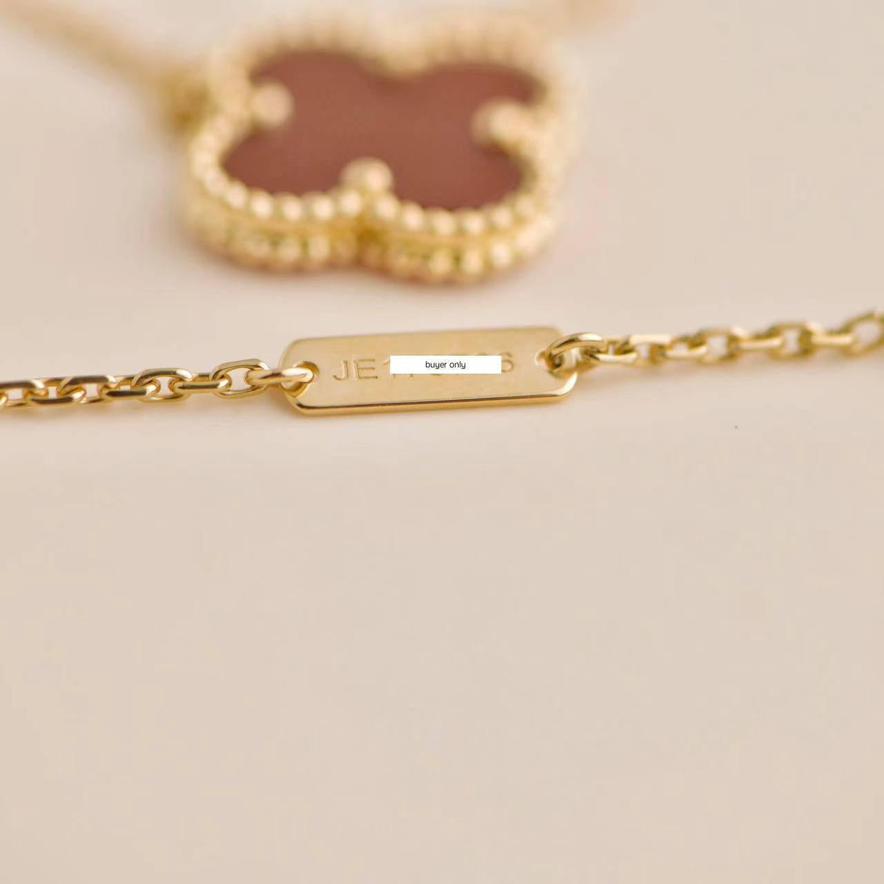 Van Cleef & Arpels Vintage Alhambra Carnelian 18k Yellow Gold Pendant For Sale 2