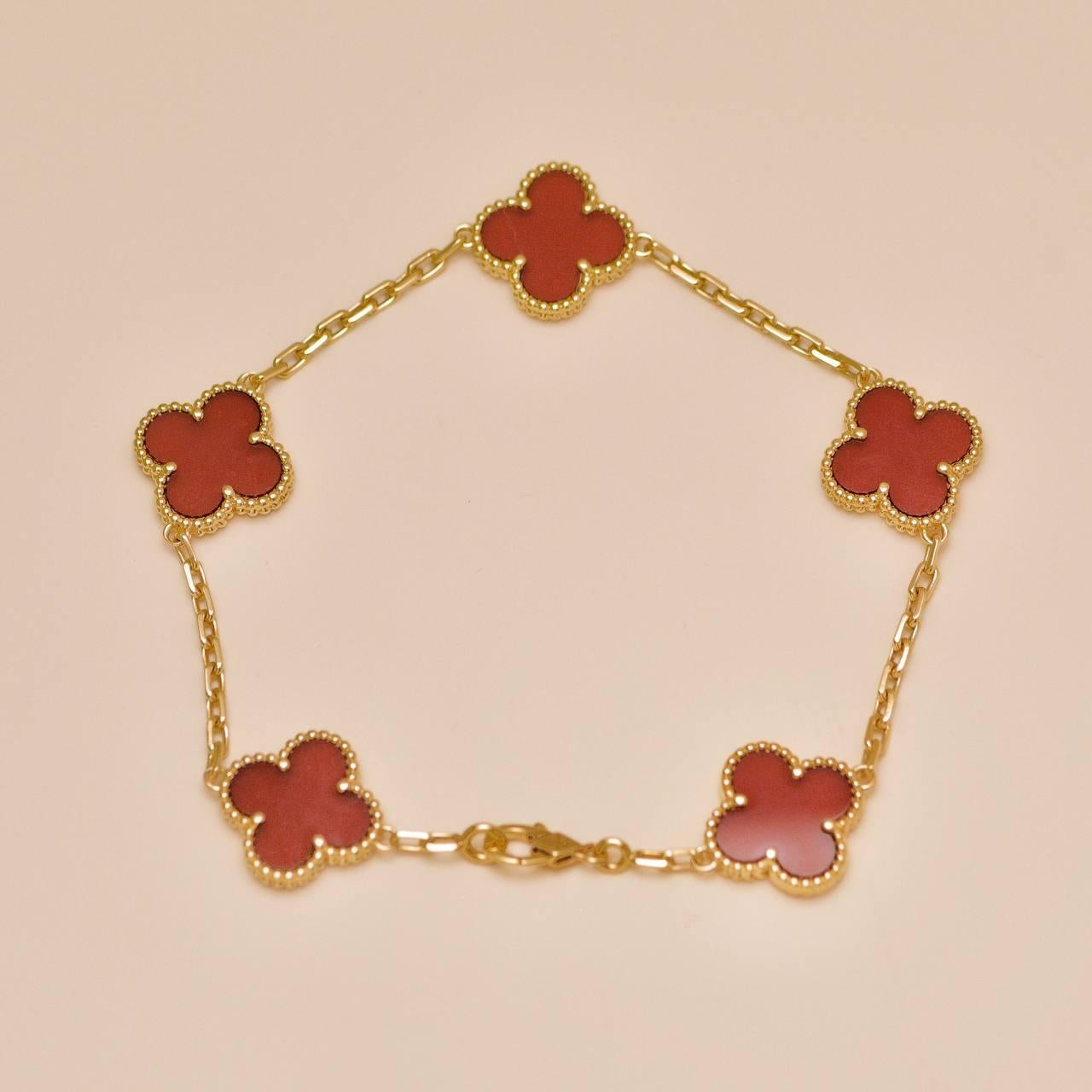 Van Cleef & Arpels Vintage Alhambra Karneol 5 Motiv Armband 18K Gelbgold für Damen oder Herren im Angebot